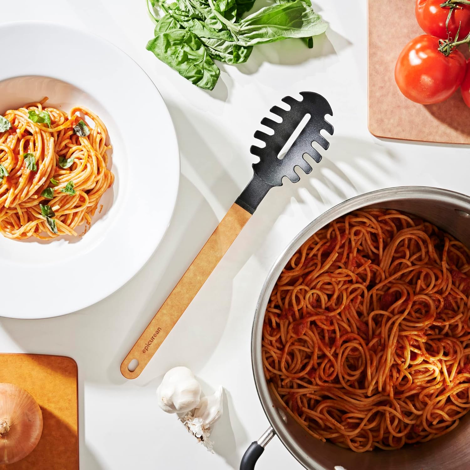Epicurean Utensilios de cocina serie Gourmet Surfaces, Servidor de pasta, natural+negro