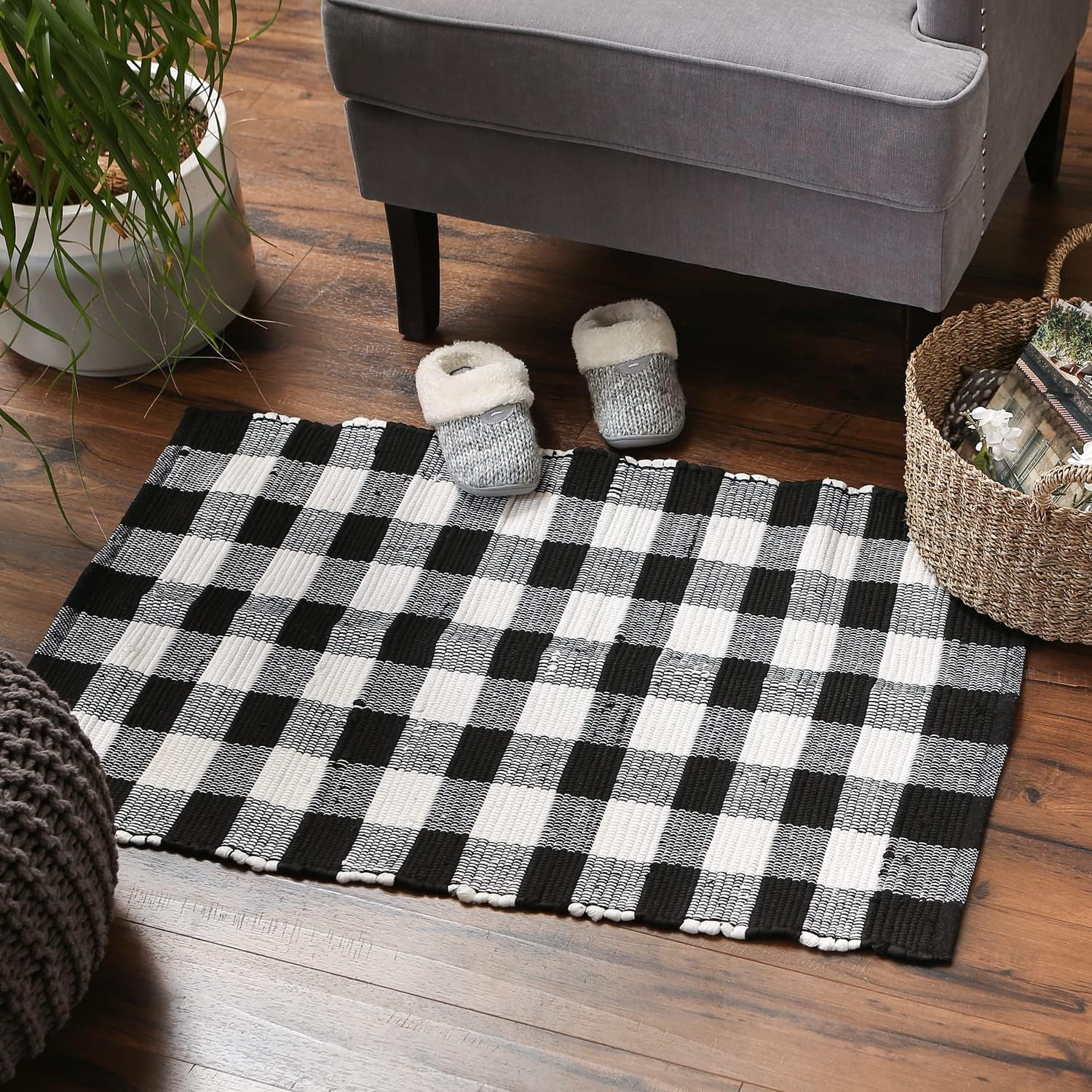 DII Buffalo Check Rug Collection, alfombra Chindi reversible teñida a mano, 26 x 40 pulgadas, color negro