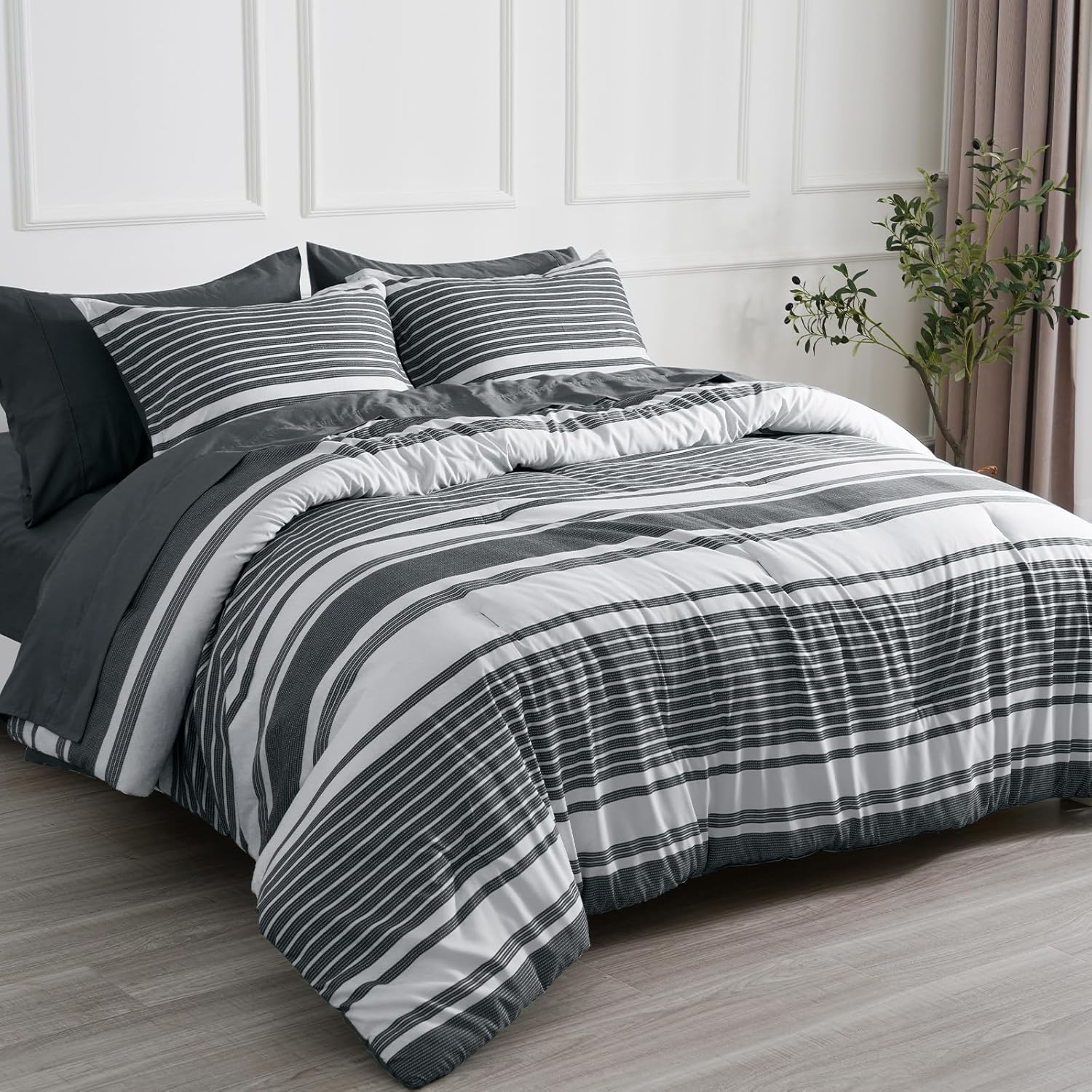 PHF Juego de edredón California King de 7 piezas, ropa de cama a rayas en una bolsa, edredón gris carbón y blanco y juego de sábanas de 18 pulgadas