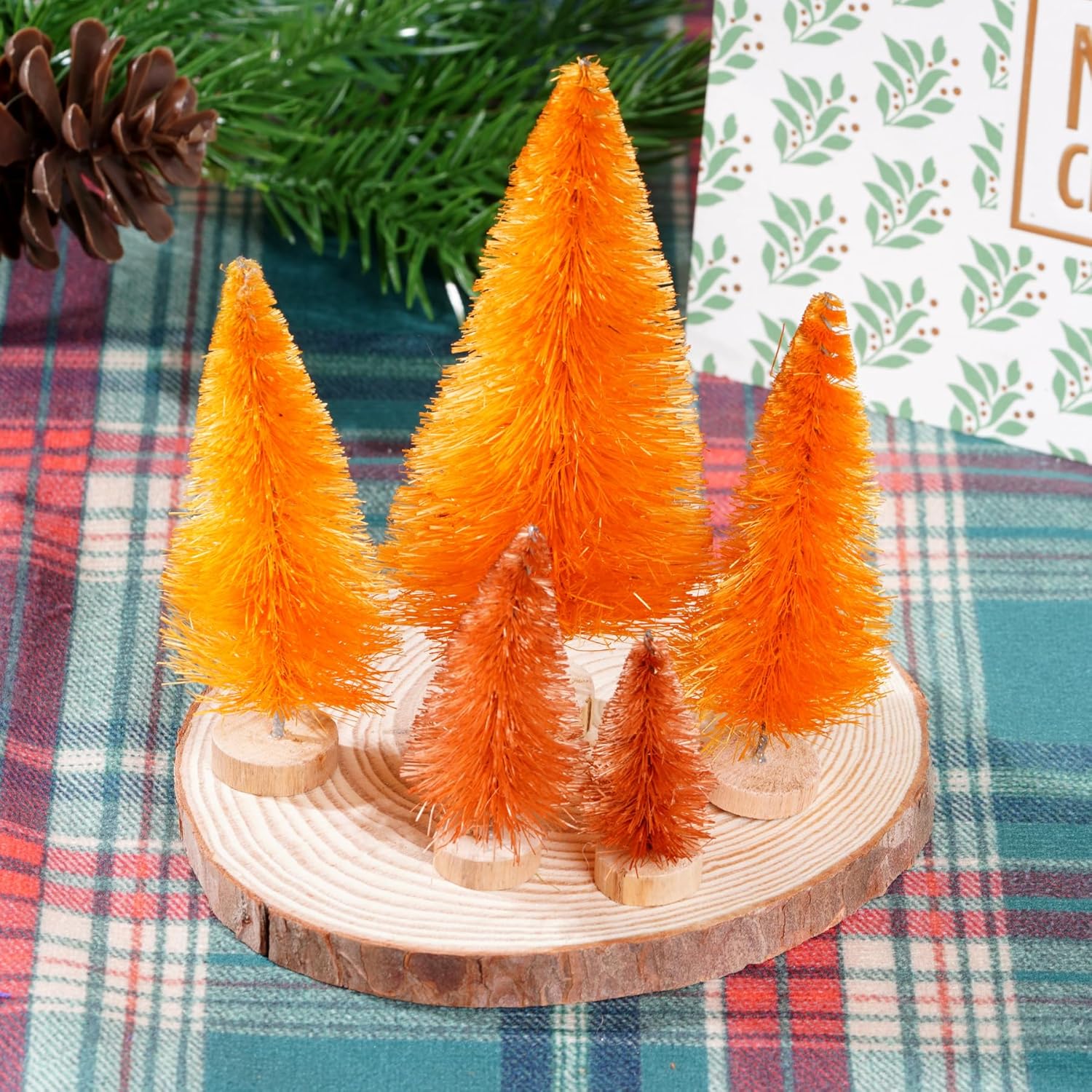 Yookat 40 mini árboles de Navidad artificiales de pino con base de madera, árboles de sisal para botellas, árboles de cepillo de colores surtidos