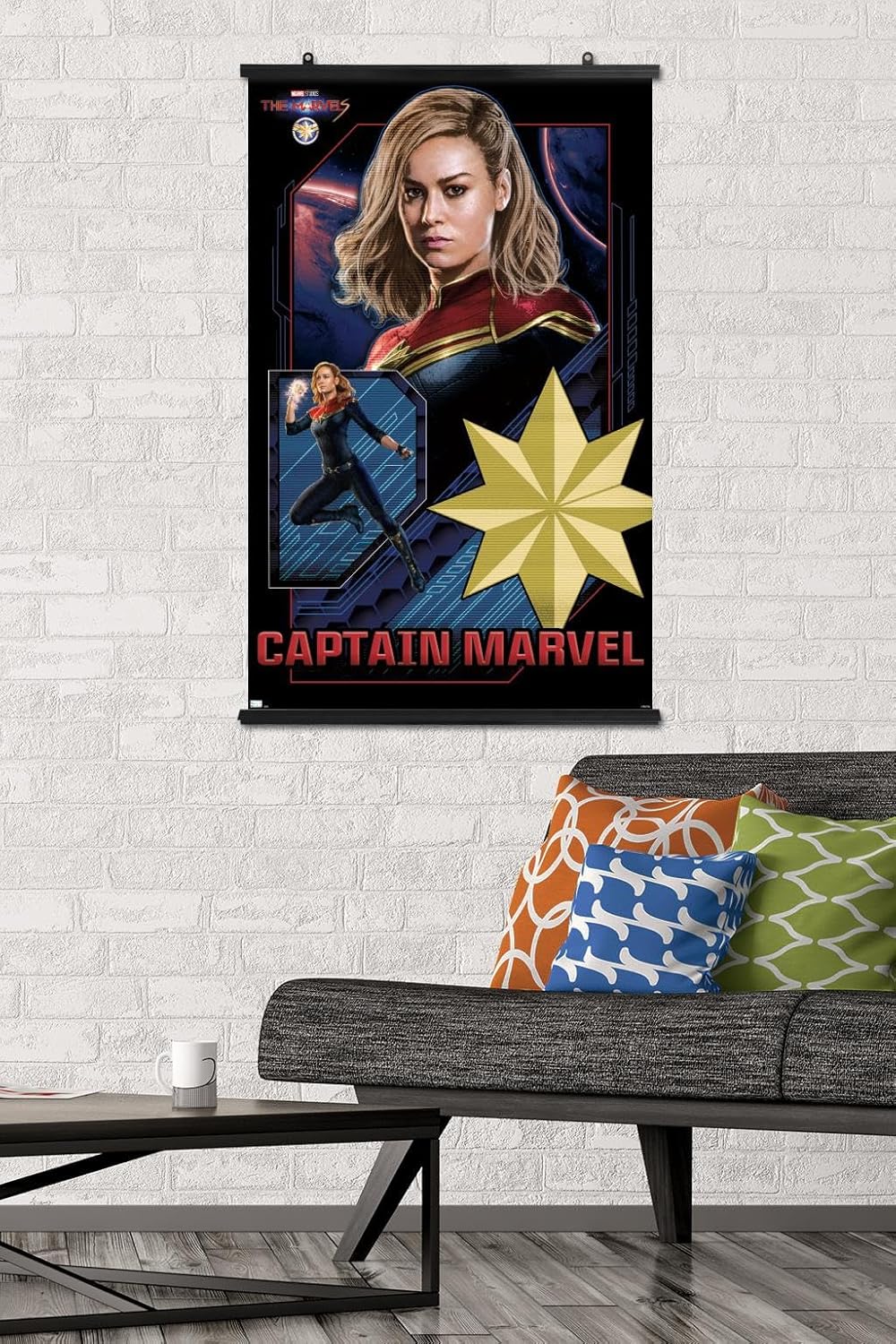 Trends International Marvel The Marvels – Póster de pared de Capitán Marvel, 22.37 x 34.00 pulgadas, paquete de póster y clip prémium