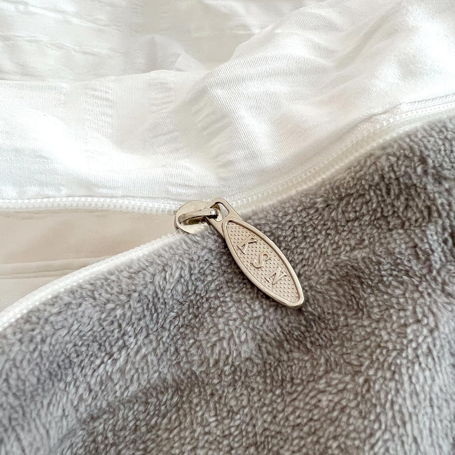 Beyeutao Juego de funda de edredón de sirsaca de terciopelo, tamaño King, funda de edredón de sirsaca blanca y gris, juego de ropa de cama de
