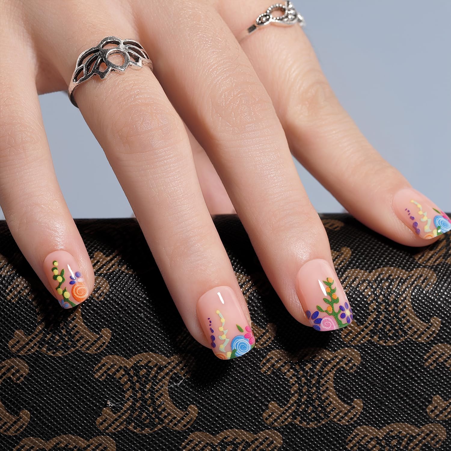BettyCora – Uñas postizas cuadradas cortas a presión, 24 puntas de uñas con pegamento para uñas, uñas de flores amarillas