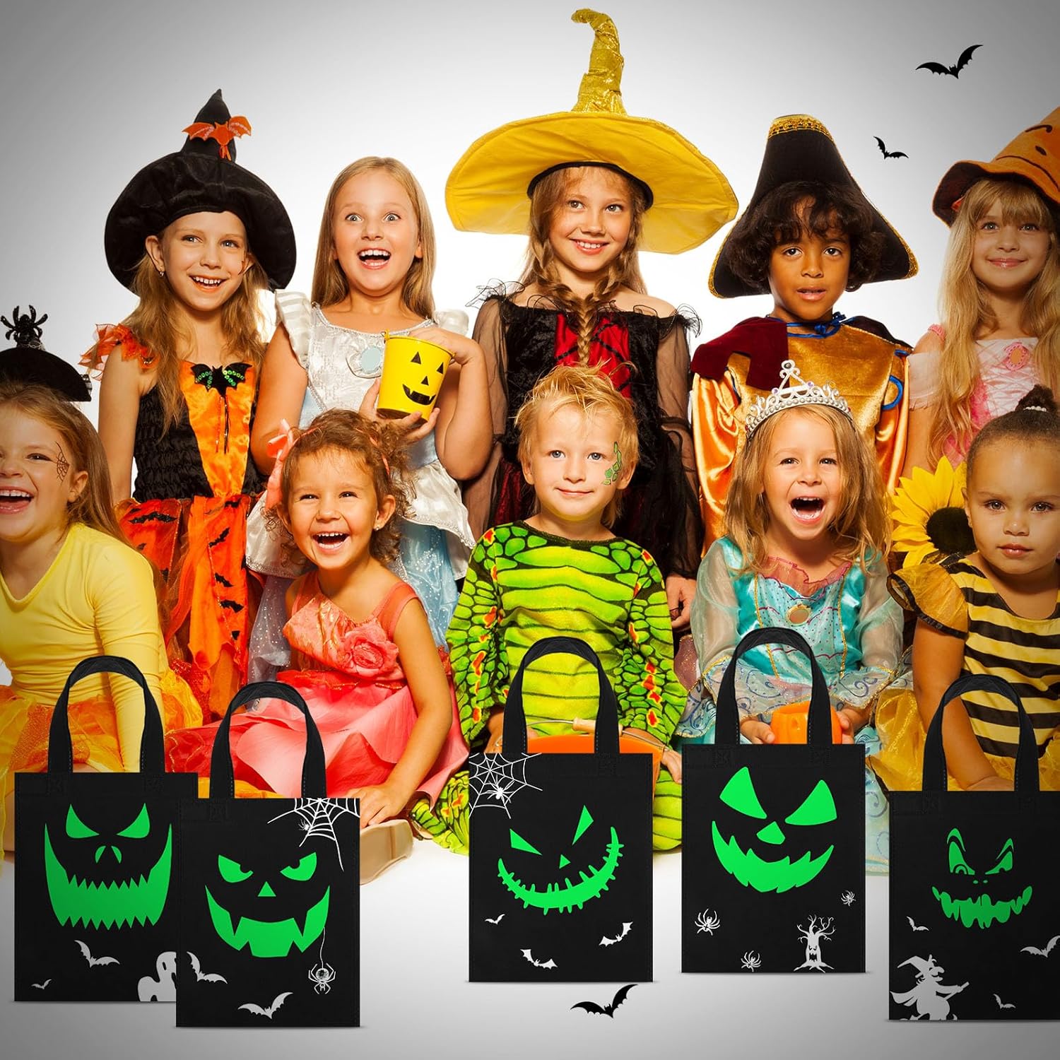 Toulite Paquete de 24 bolsas no tejidas de Halloween con asa a granel, reutilizables, bolsas de regalo de dulce o truco, calabaza, fantasma, araña,