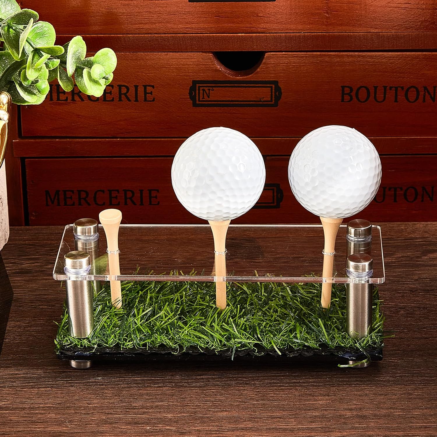 Menkxi Exhibición de pelotas de golf de acrílico y metal, soporte de exhibición de pelotas de golf con base negra y césped con capacidad para 3