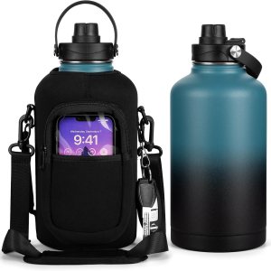 futaiphy Botella de agua aislada de 64 onzas, jarra de agua deportiva de acero inoxidable al vacío de medio galón con manga, botella de agua de futaiphy Botella de agua aislada de 64 onzas, jarra de agua deportiva de acero inoxidable al vacío de medio galón con manga, botella de agua de