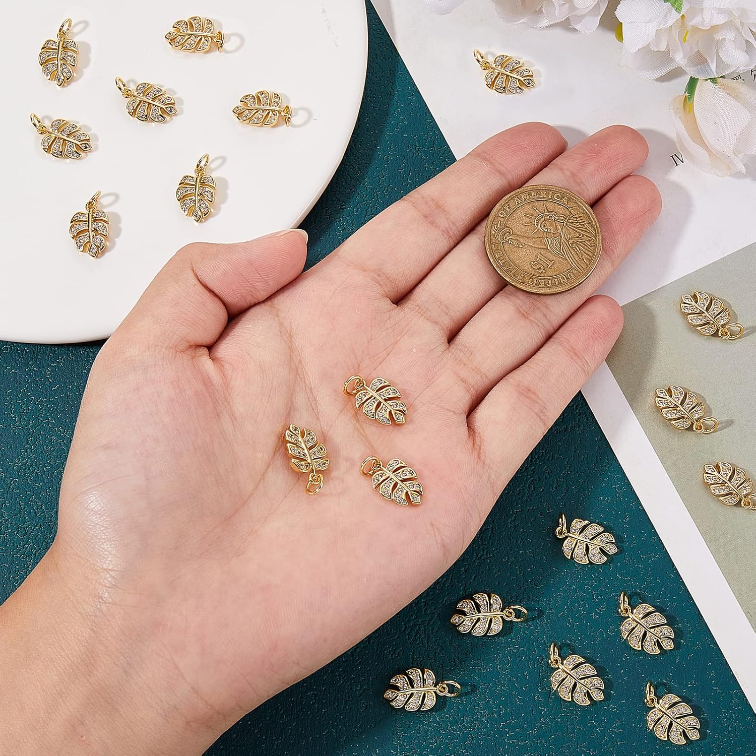 DanLingJewelry 10 dijes de latón de circonita cúbica con diamantes de imitación de hoja de Monstera para hacer joyas, gargantilla, colgante pequeño