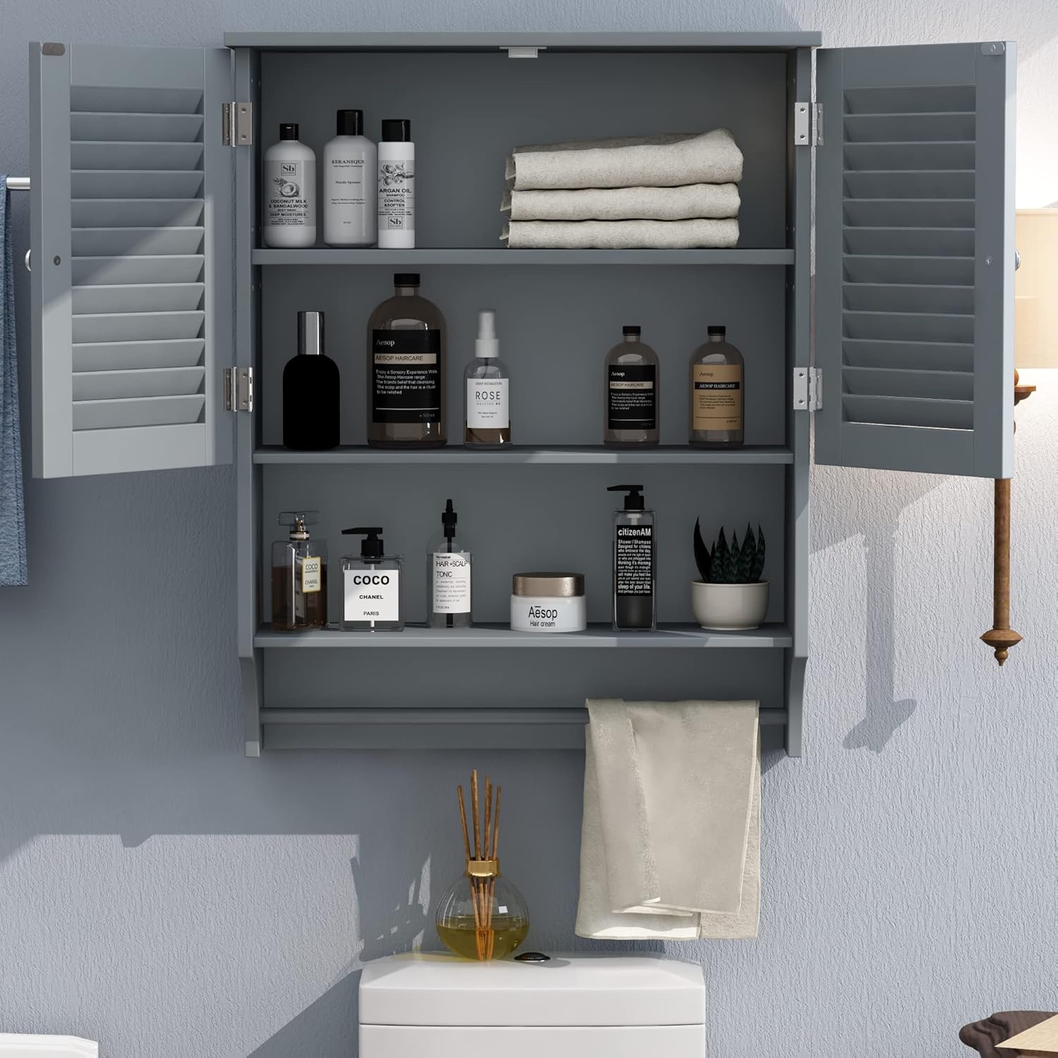 ChooChoo Armario de pared de baño con barra de toallas, 23.6 pulgadas de largo x 8.9 pulgadas de ancho x 29.3 pulgadas de alto, gabinete de medicina