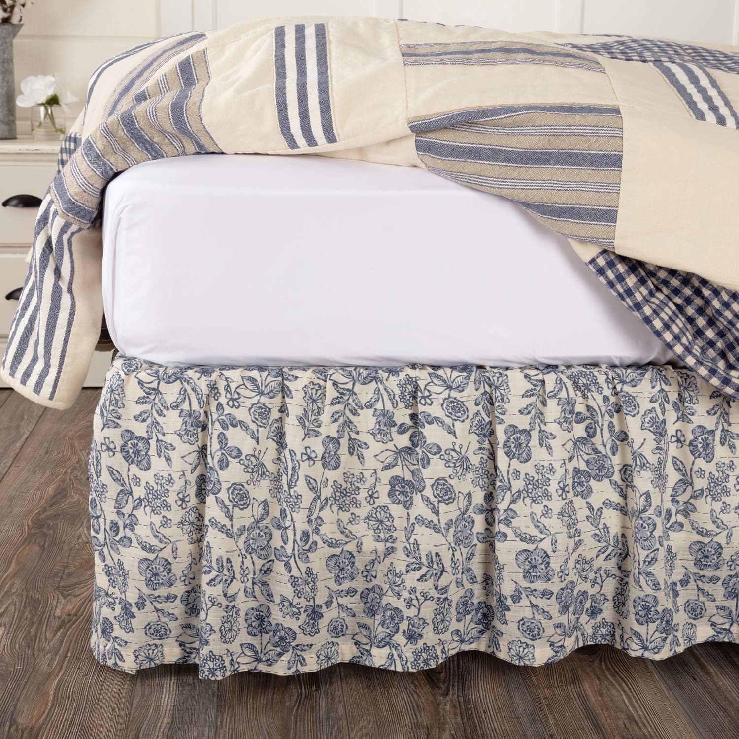 Piper Classics Doylestown – Falda de cama floral tamaño Queen con caída de 16 pulgadas, volantes de polvo reunidos azul y crema, casa de campo,
