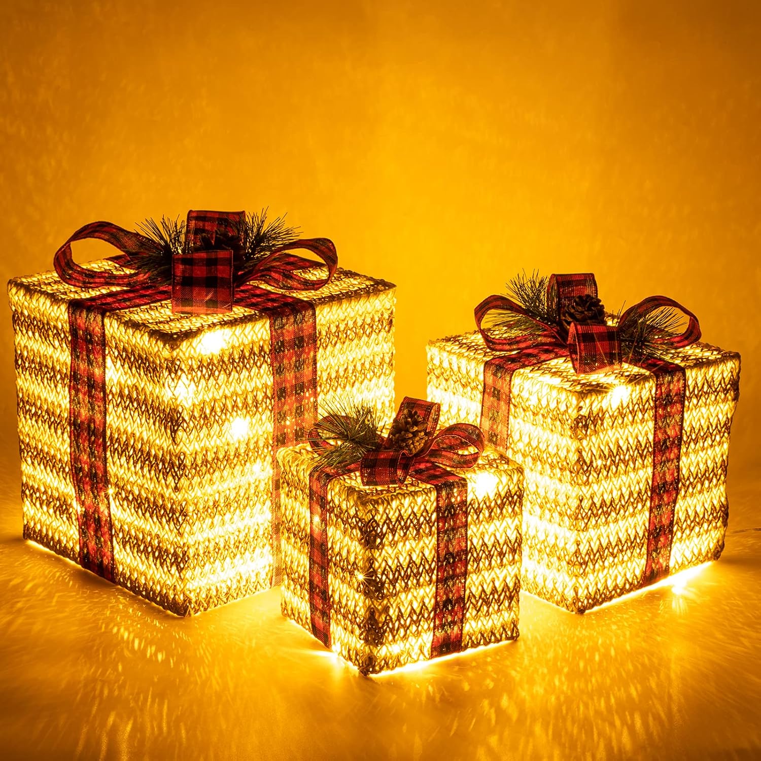 Sunnyglade Juego de 3 cajas de regalo iluminadas de Navidad de 10 a 8 a 6 pulgadas, cajas de decoración con enchufe, lazos, hojas de pino