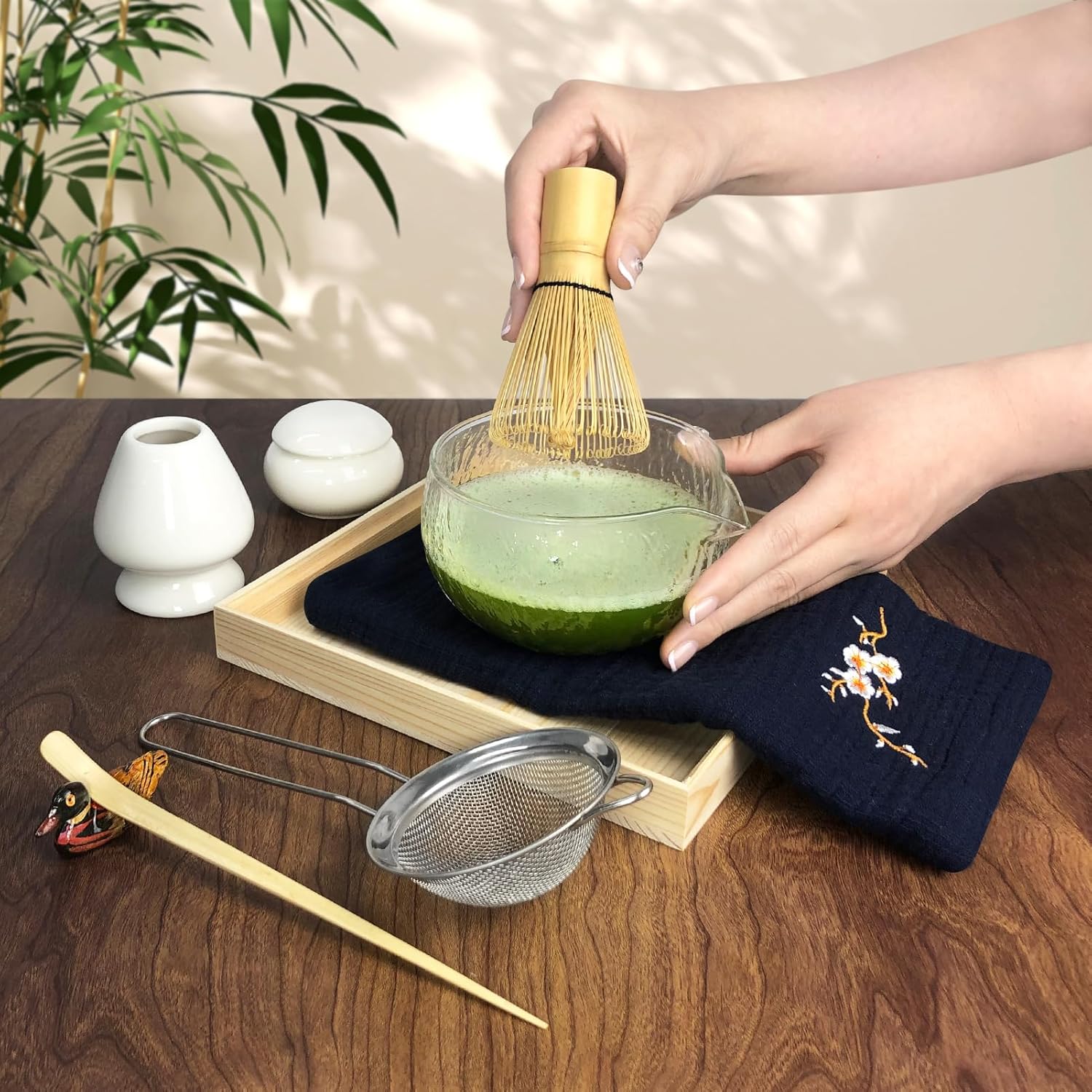 Artcome Juego de té matcha japonés, cuenco de vidrio con boquilla para verter, batidor de matcha, soporte para batidor de cerámica, organizador de