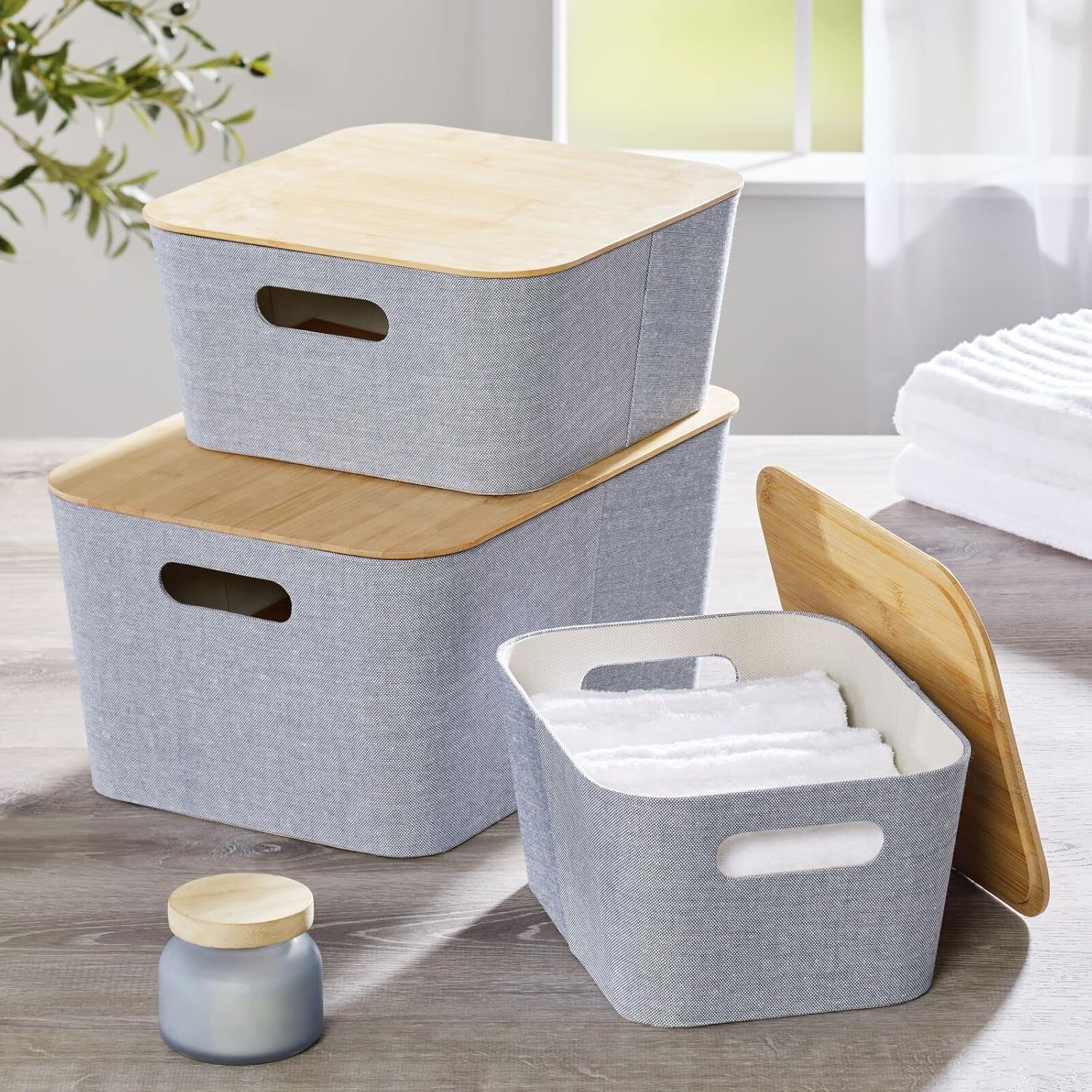 mDesign Cesta moderna cubierta de tela con tapa, caja de almacenamiento decorativa apilable con cubierta de bambú para armario, sala de estar,