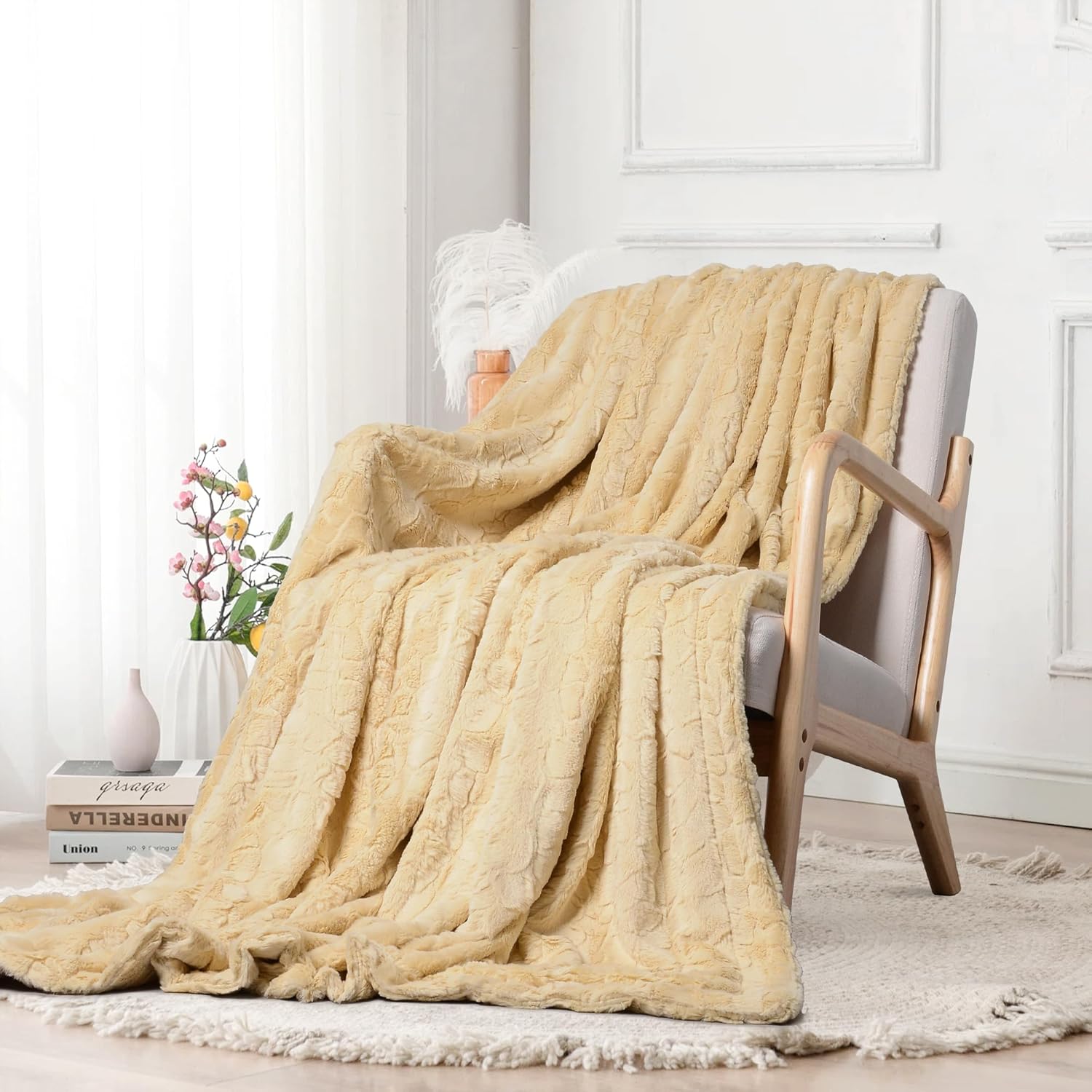 Manta de piel sintética reversible, suave y esponjosa, manta de lujo para cama, sofá y sofá, 51 x 63 pulgadas, color beige