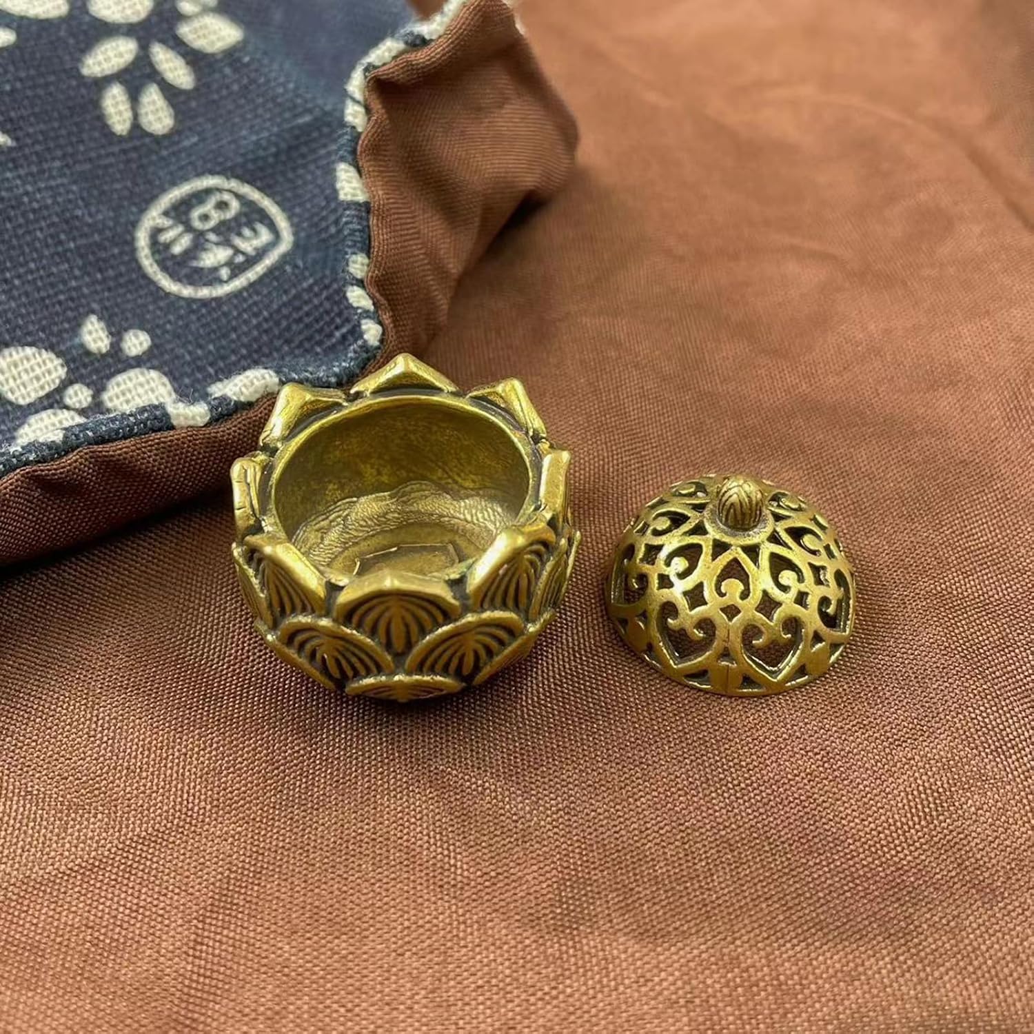 2 piezas de mini soporte de incienso de flor de loto de latón, estilo caligrafía cerrado, adorno de escritorio con tapa para dormitorio, cocina,