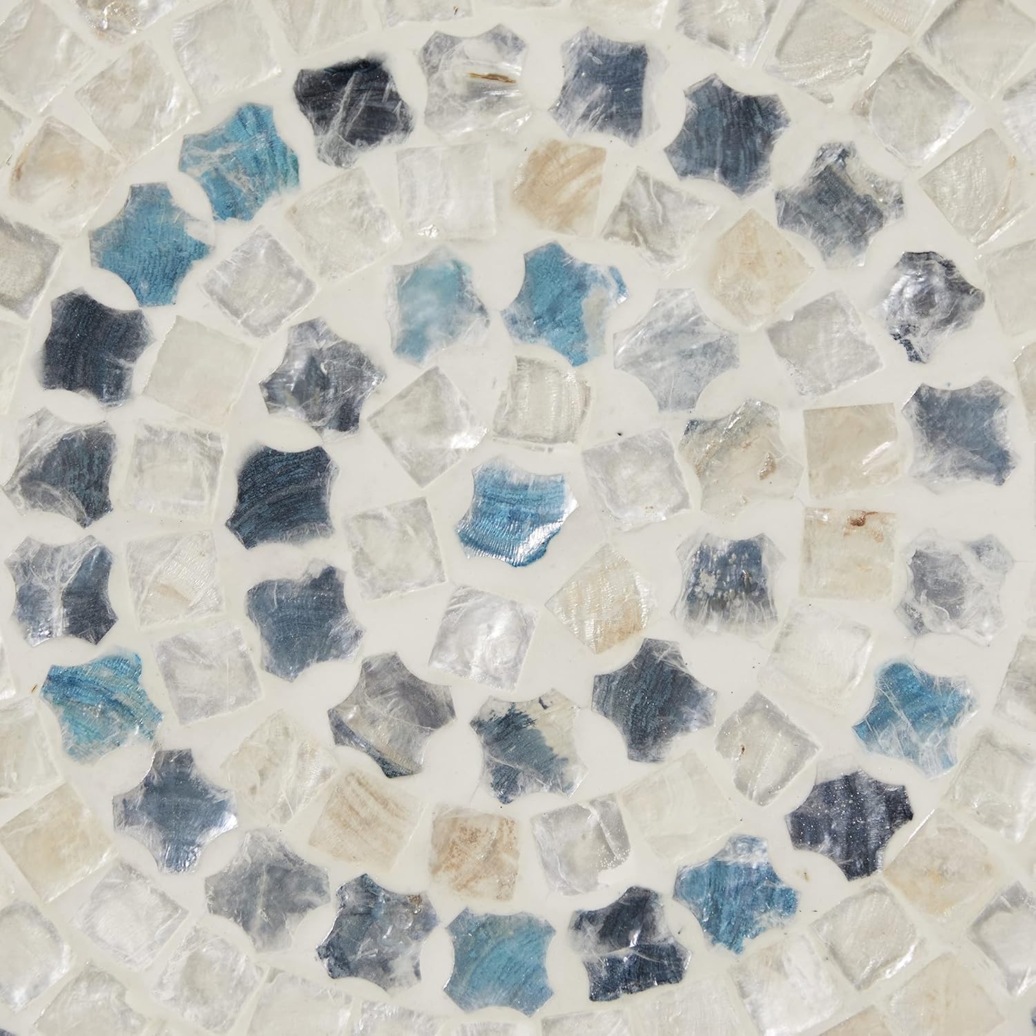 Deco 79 Placa de concha de nácar hecha a mano, decoración de pared para el hogar, escultura de mosaico con detalles azules, arte de pared de 27 x 4