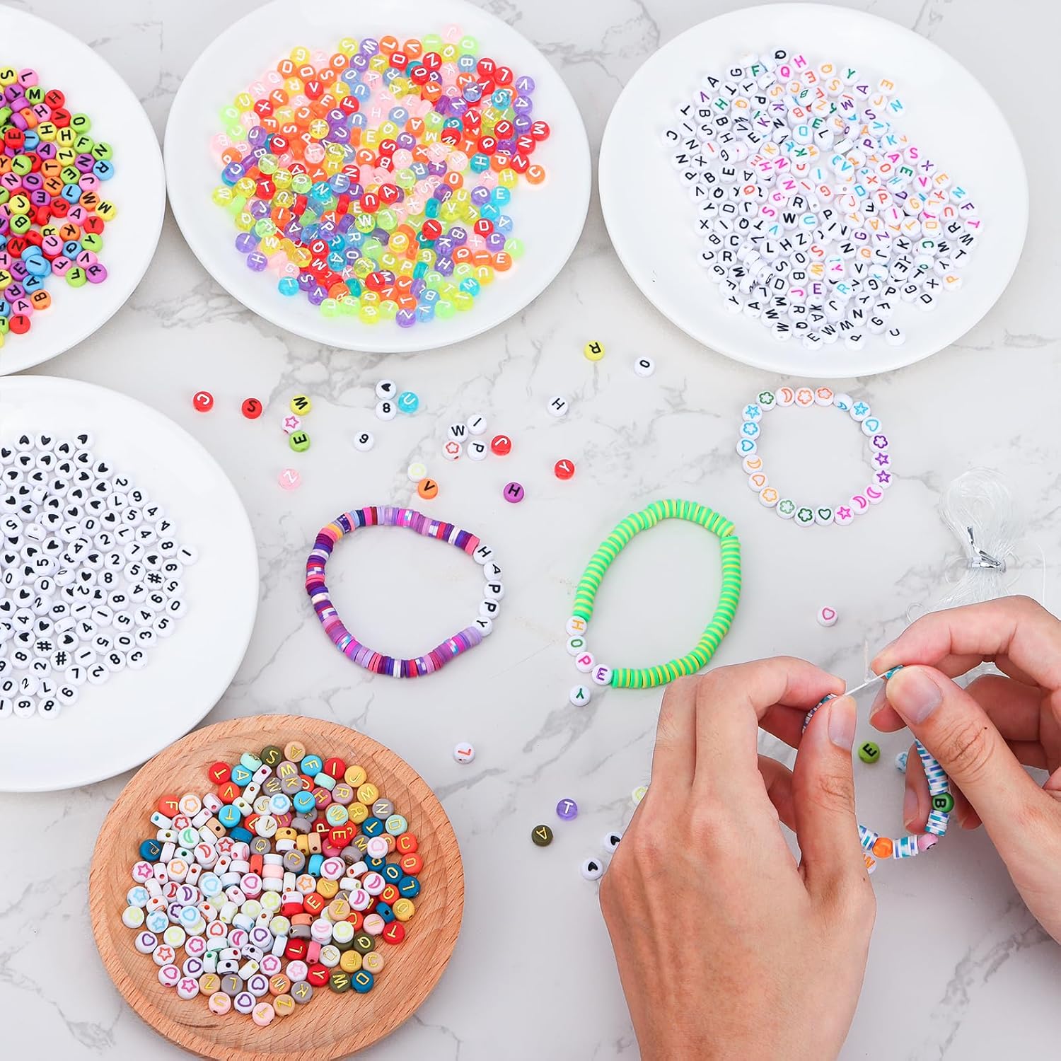 QUEFE 2000 cuentas de letras para pulseras, cuentas redondas de números del alfabeto de 9 colores con 1 rollo de cuerda elástica para hacer joyas,
