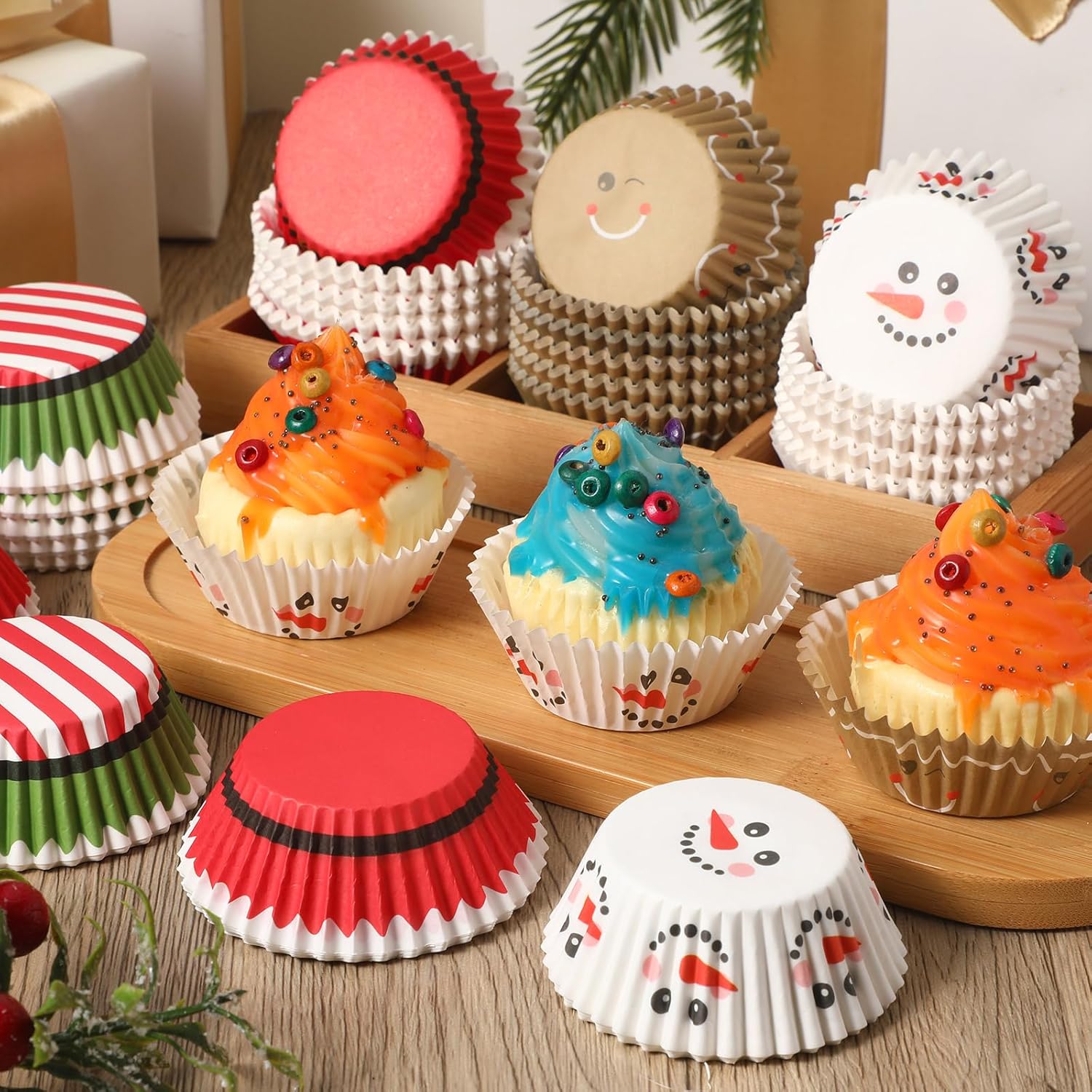 600 envoltorios de cupcakes de Navidad, forros de cupcakes de Papá Noel, tazas de cupcakes de muñeco de nieve, tazas de papel colorido de Navidad