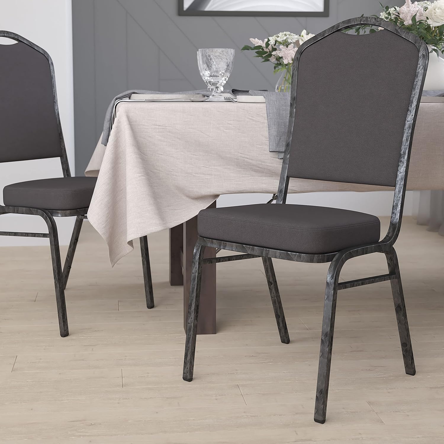 BizChair Silla apilable trasera del banquete de la corona, tela grismarco plateado de la vena
