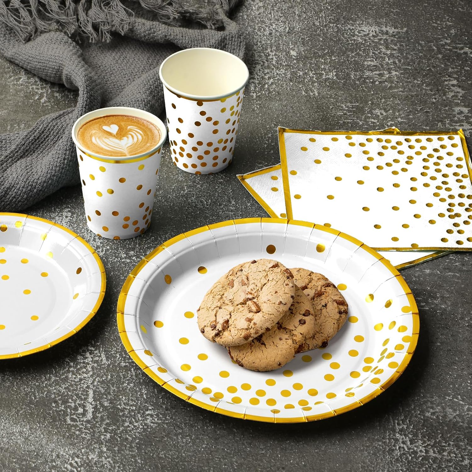 Suministros de fiesta de papel blanco y dorado, 200 platos de papel blanco, servilletas y tazas, platos de papel de aluminio con borde dorado de