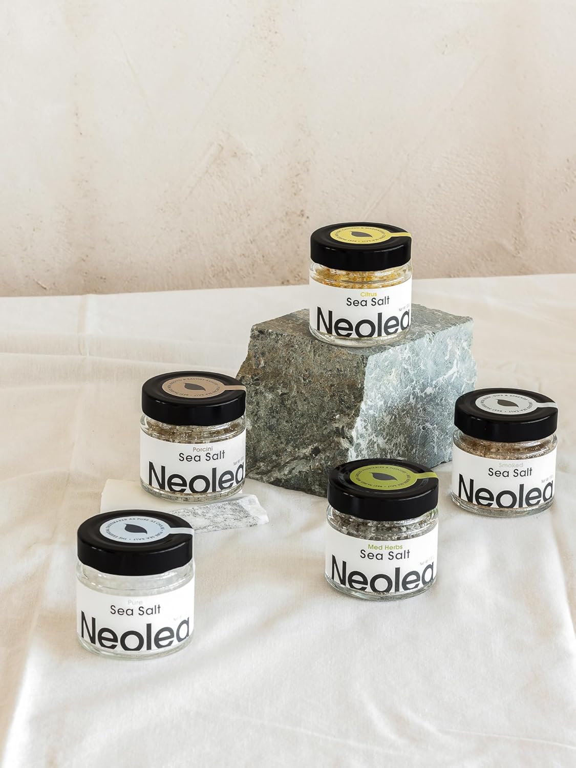 Neolea Copos de sal marina Porcini de Grecia  Hecho de flor de sal  Combina bien con risotto y salsas saladas  3.5 oz (100 g)
