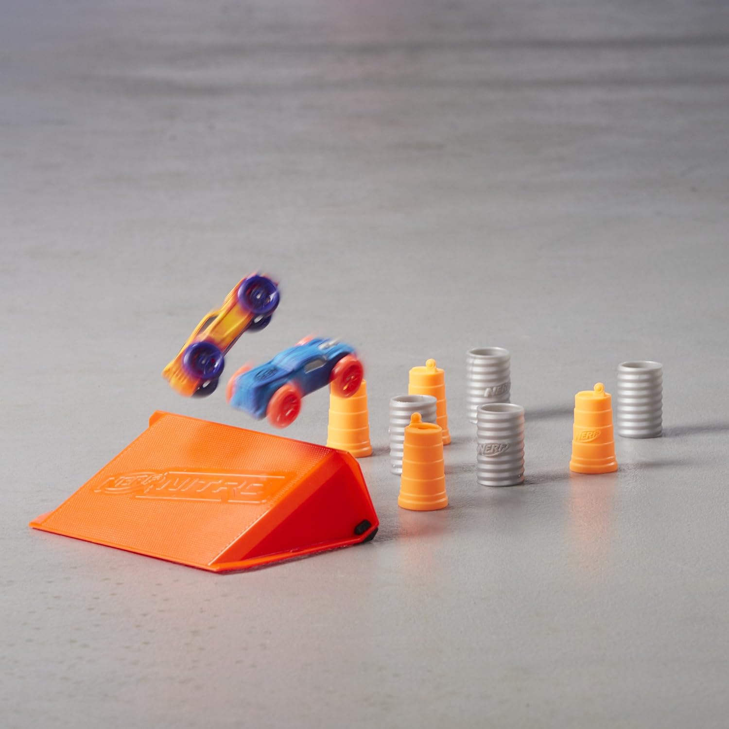 NERF Doubleclutch Inferno Nitro Toy incluye blaster, 4 coches de cuerpo de espuma, doble objetivo reactivo, doble rampa y 8 obstáculos para niños de