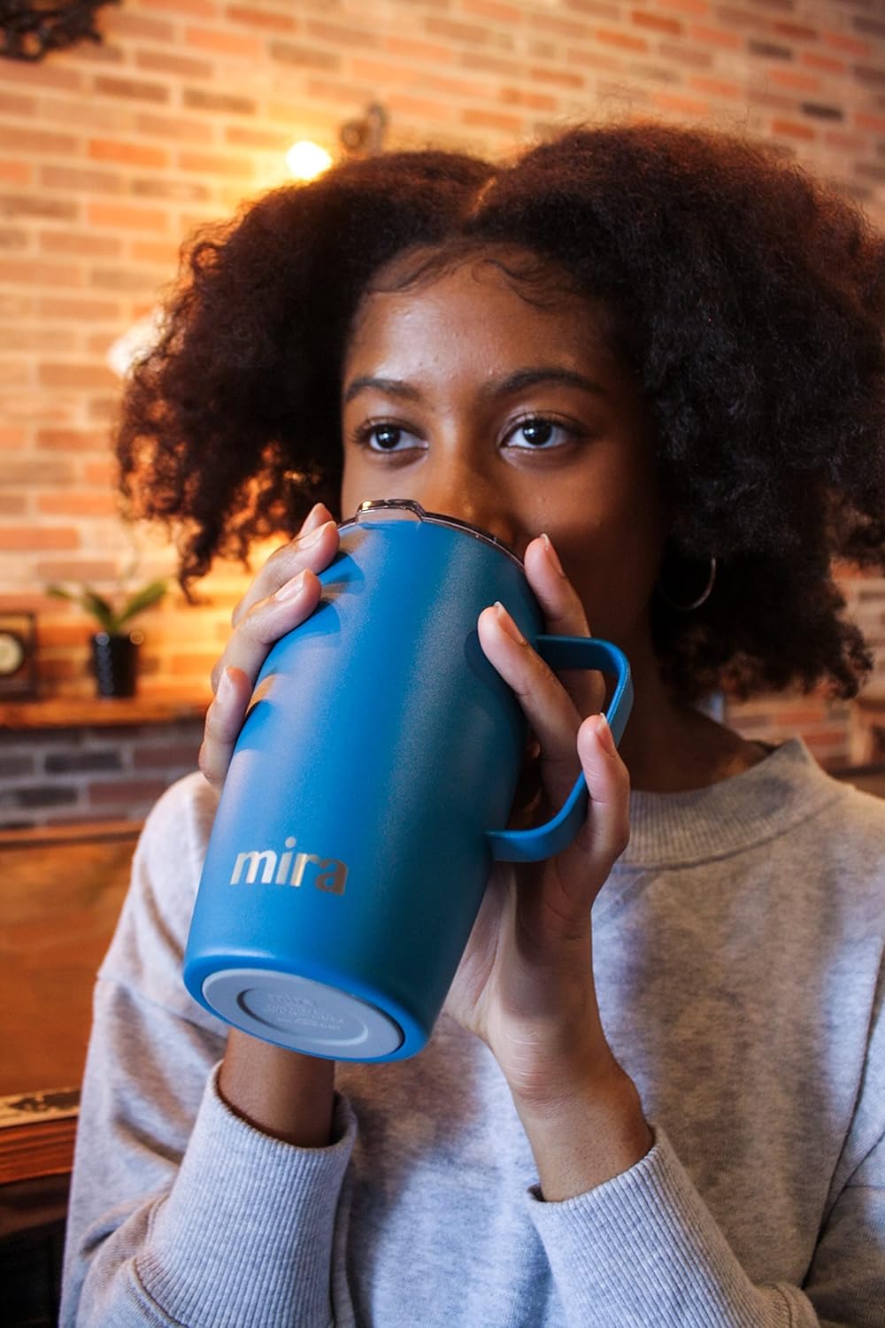 MIRA Taza de café aislada de 18 onzas con asa y tapa, apta para portavasos, acero inoxidable, iris