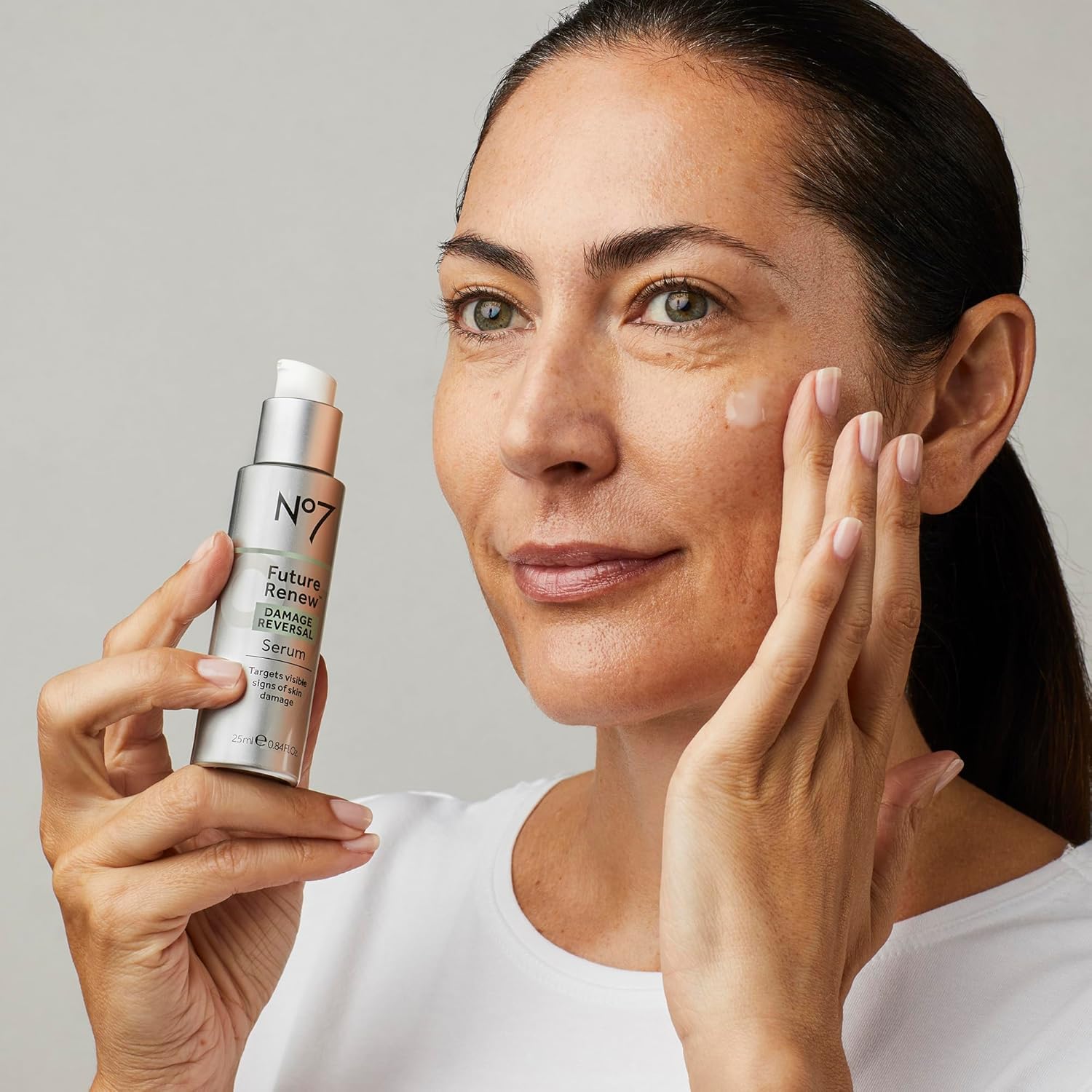 No7 Paquete Future Renew  Suero facial de reversión de daños (0.8 onzas líquidas) y suero para ojos (0.5 fl oz) para piel dañada y envejecida