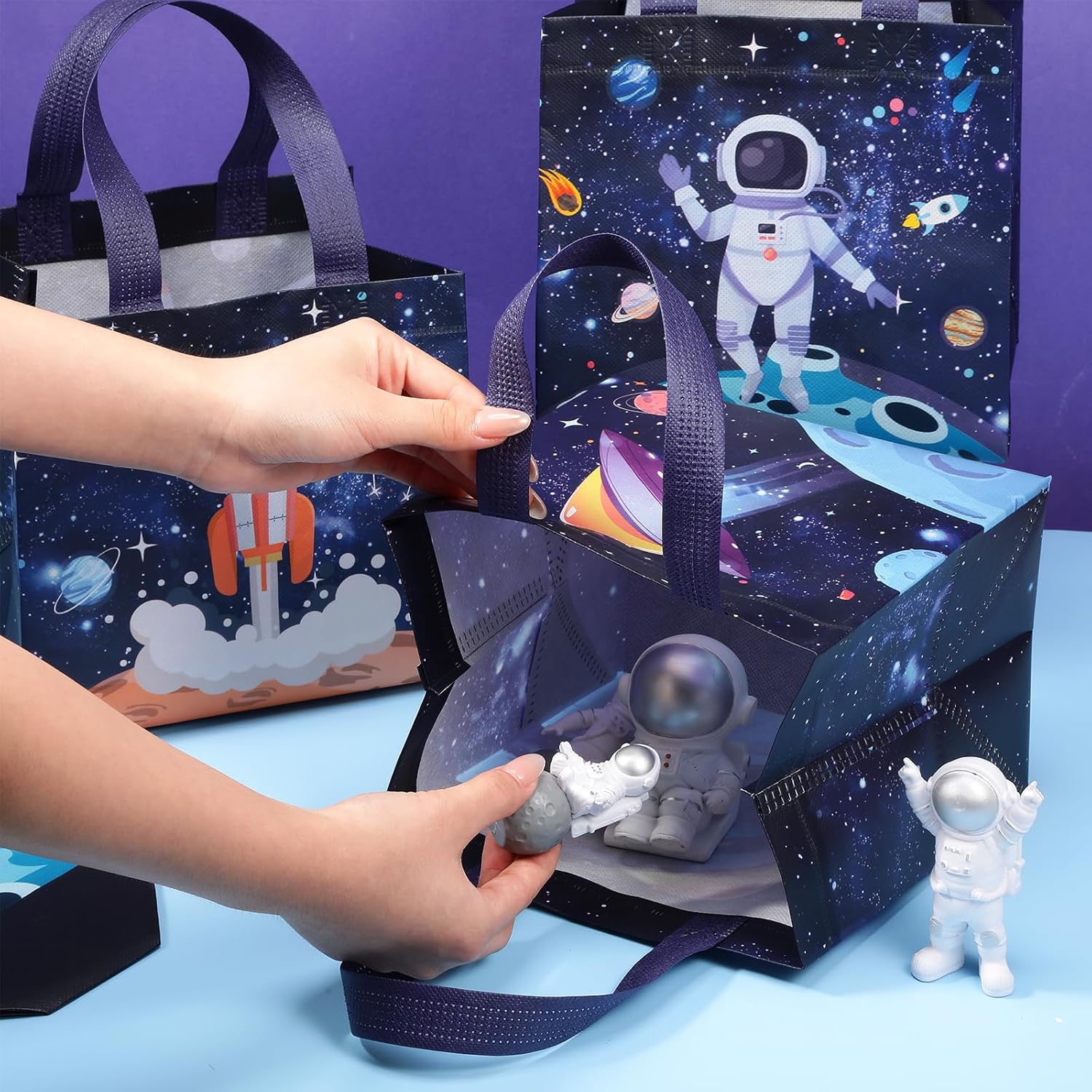 Windyun 48 bolsas de regalo espaciales a granel grandes para espacio exterior, bolsas de recuerdos de fiesta, no tejidas, bolsas de dulces con asas,
