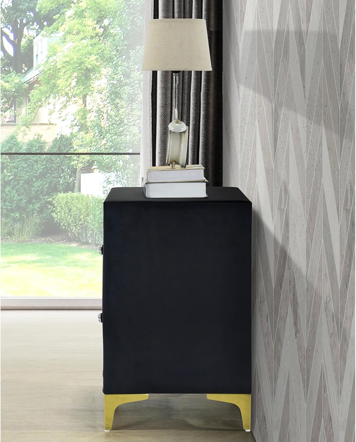 Better Home Products Mesita de noche Monique Velvet con patas doradas en negro
