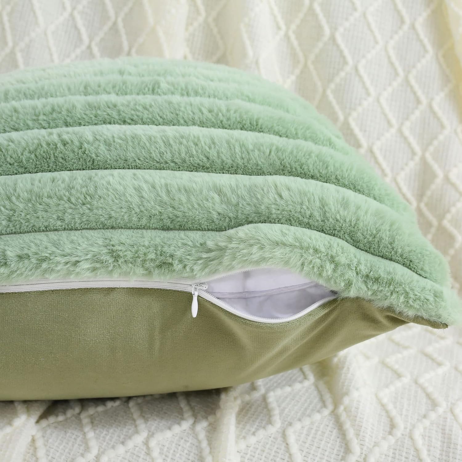 FUTEI Juego de 2 fundas de almohada decorativas a rayas verdes salvia de 22 x 22 pulgadas, fundas cuadradas de almohada para sofá, suave y acogedora