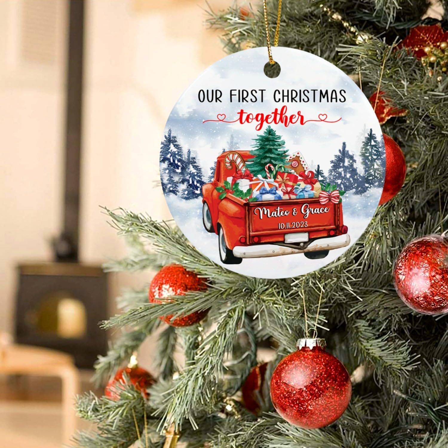 Adorno de Navidad con texto en inglés Our First Christmas Together Married Christmas 2024, auto rojo, fecha de nombre personalizado, para recién