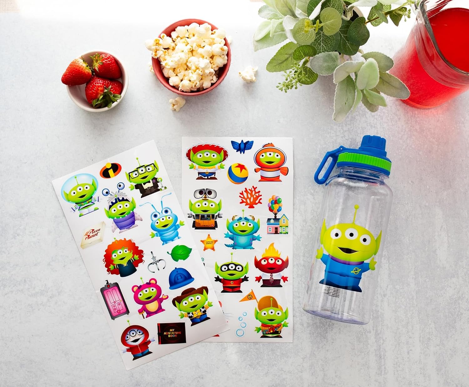 Silver Buffalo Disney Pixar’s Toy Story Alien Dressed Up As Pixar Characters Twist Spout Botella de agua de plástico con calcomanías You Stick