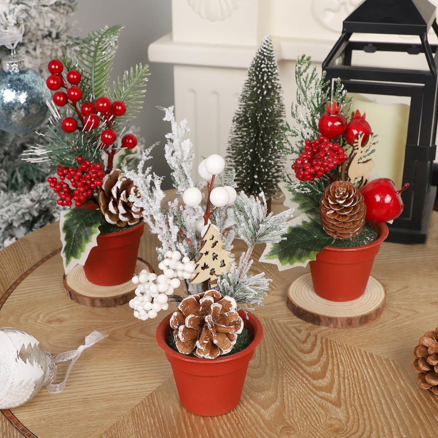 winemana Mini decoración de mesa de árbol de Navidad, 6 piezas de árbol artificial pequeño con piñas y bayas rojas, centro de mesa de vacaciones