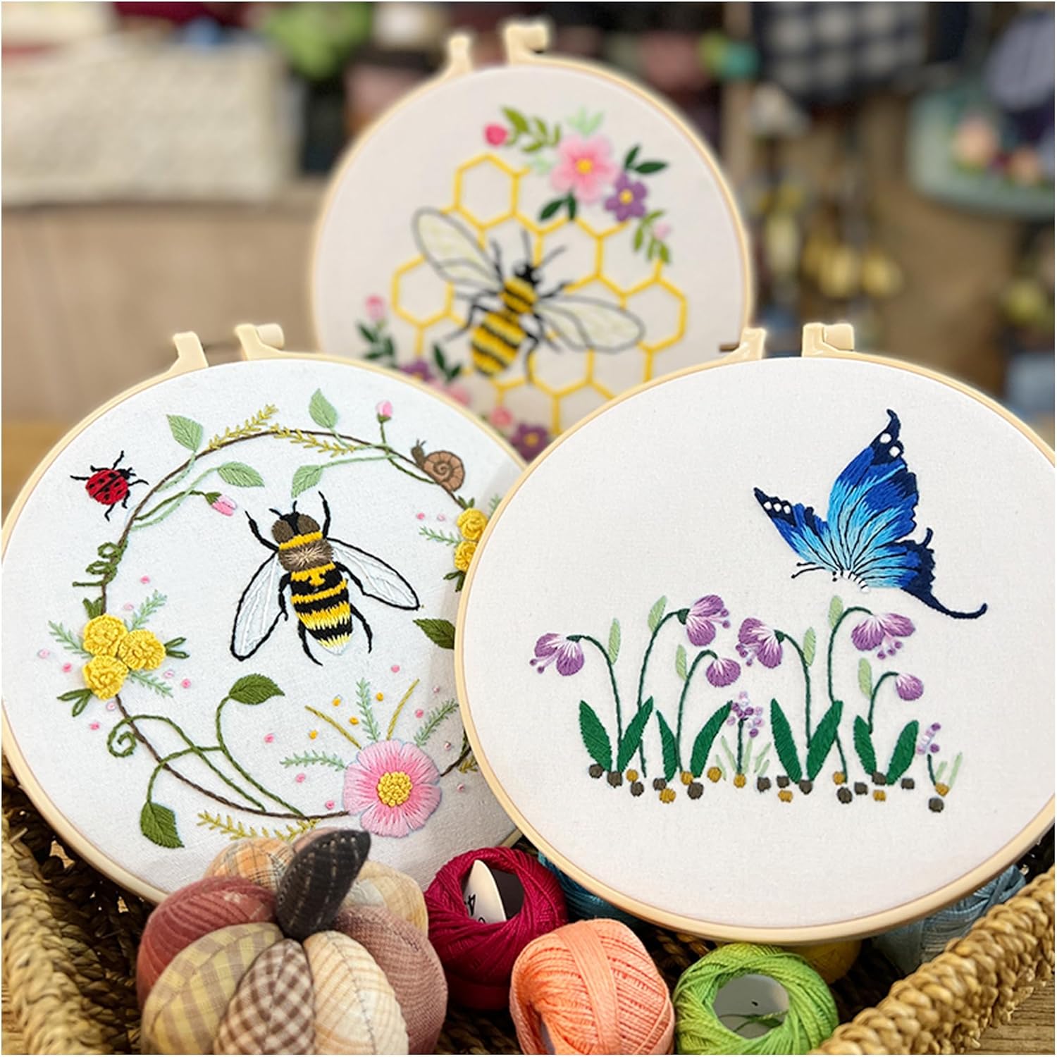 Maydear Paquete de 3 kits de bordado de abeja y mariposa para adultos principiantes con patrón, kits de punto de cruz estampado con aro de bordado e