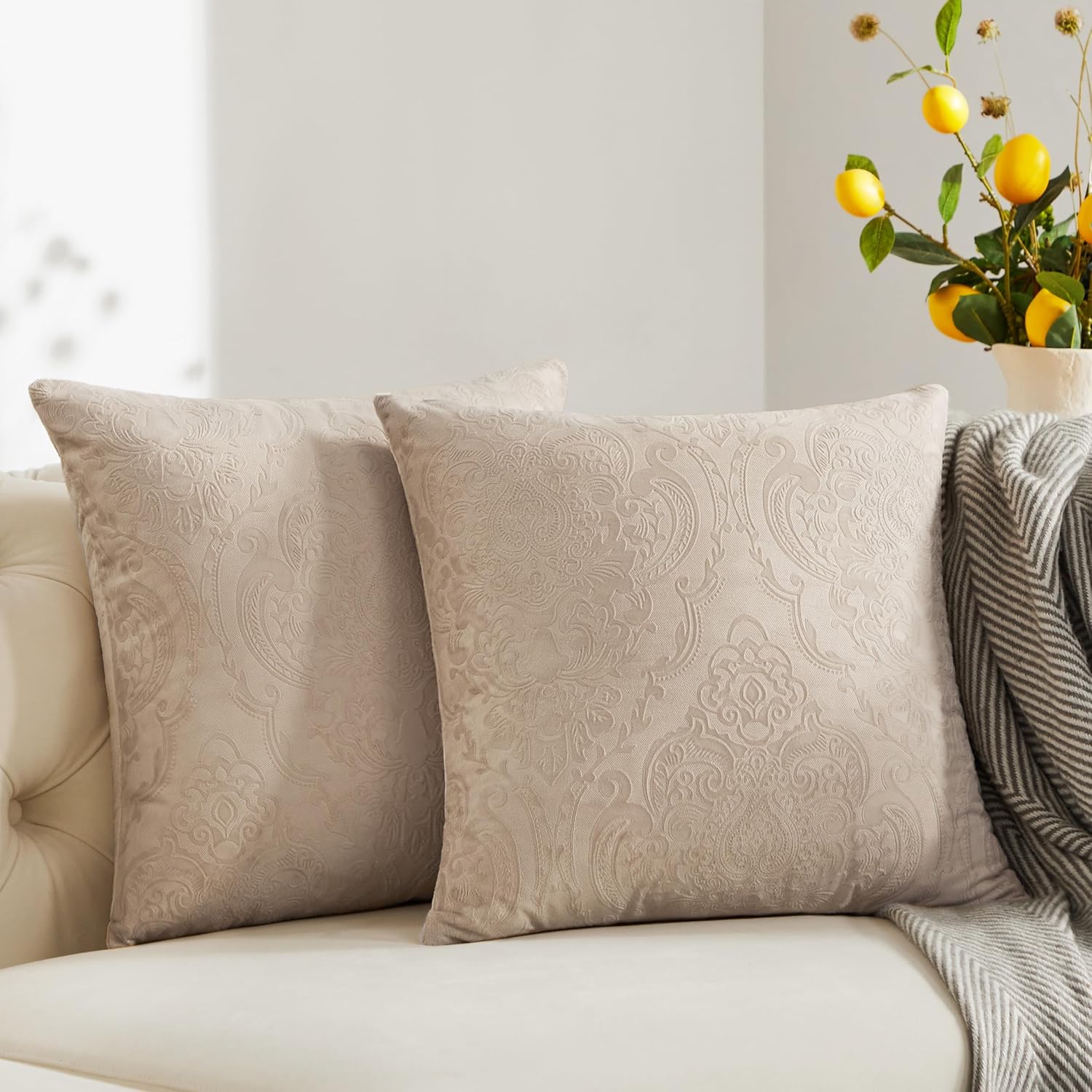 GIGIZAZA Fundas de almohada de terciopelo de 18 x 18 pulgadas, paquete de 2 piezas, cojines decorativos beige champán con estampado de flores en