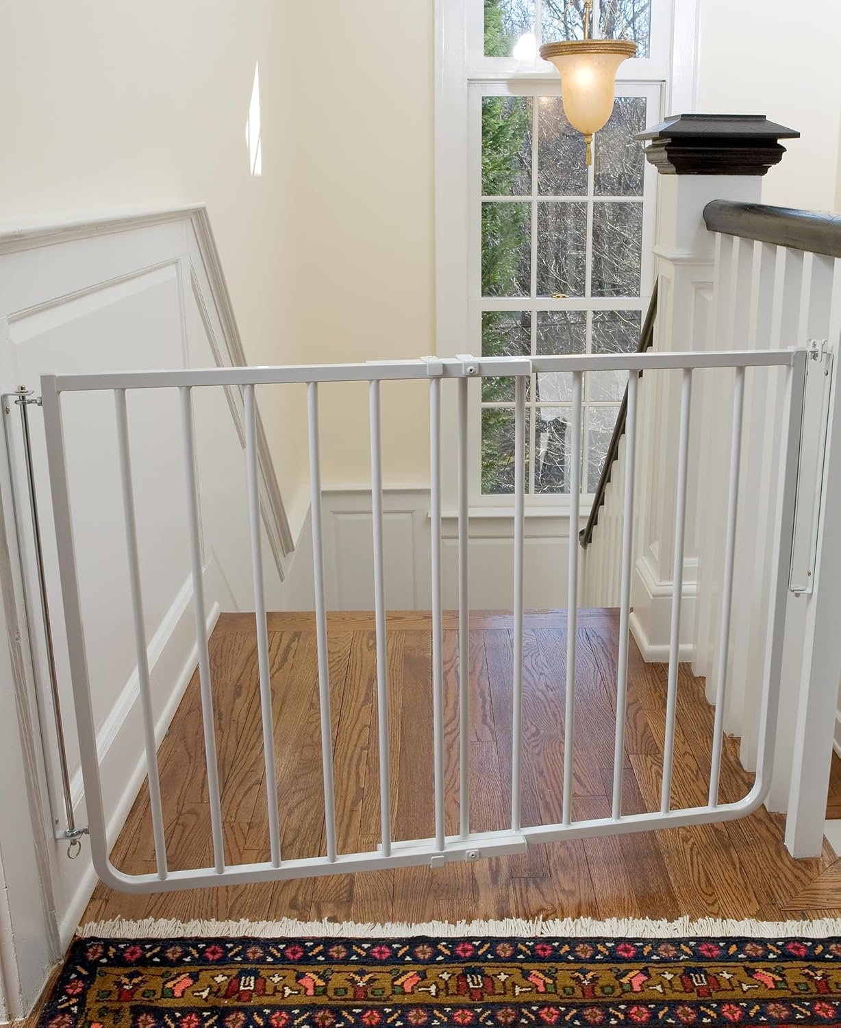 Puerta especial para escalera marca Cardenal Gates, Negro