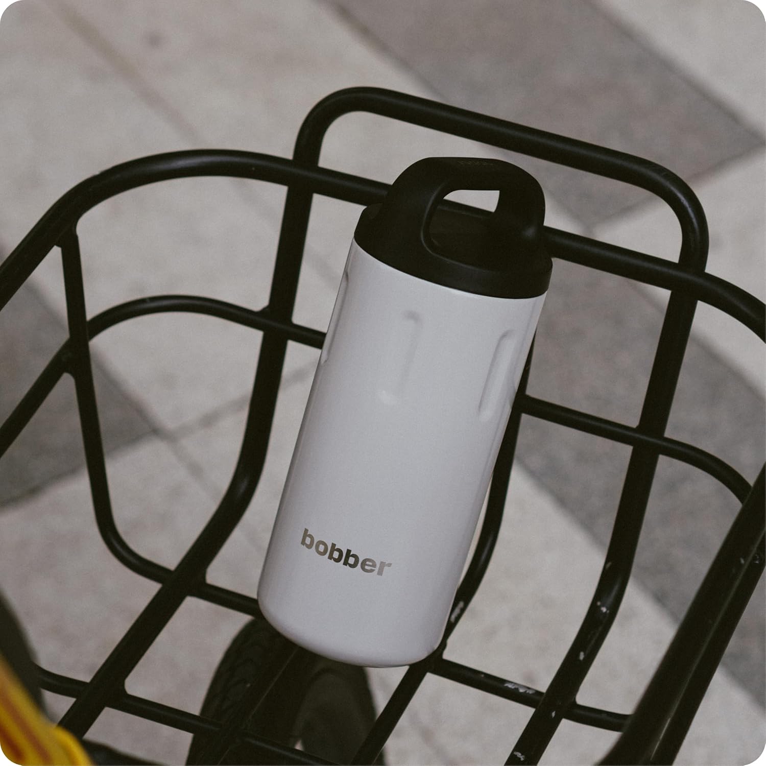 Paquete de botellas de agua de acero inoxidable aisladas al vacío de 20 onzas para bebidas frías y calientes, con tapa extra ancha y taza con asa