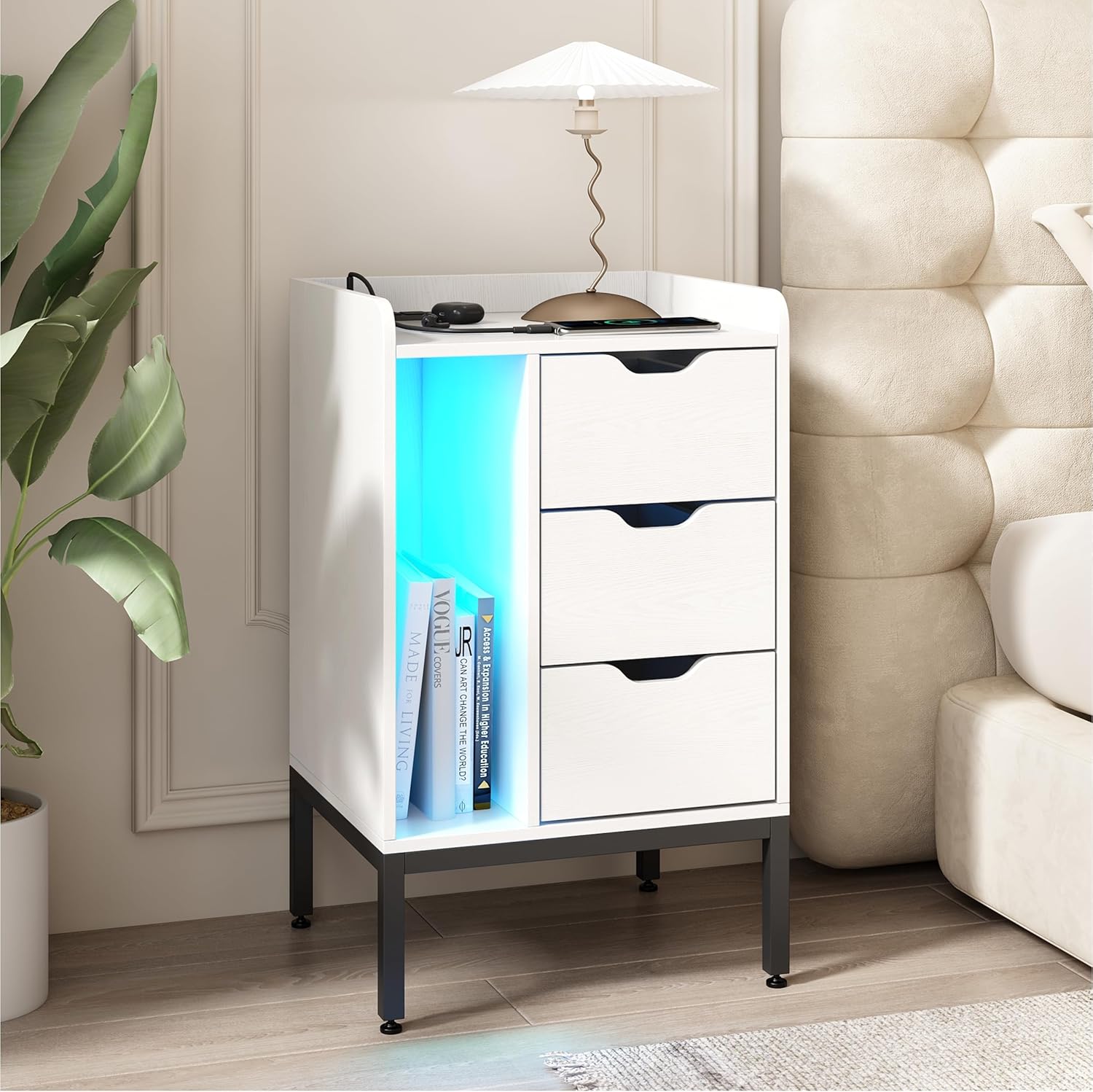 Mesita de noche con estación de carga y luces LED, mesita de noche blanca con tomas de corriente, mesa auxiliar de diseño moderno con 3 cajones,