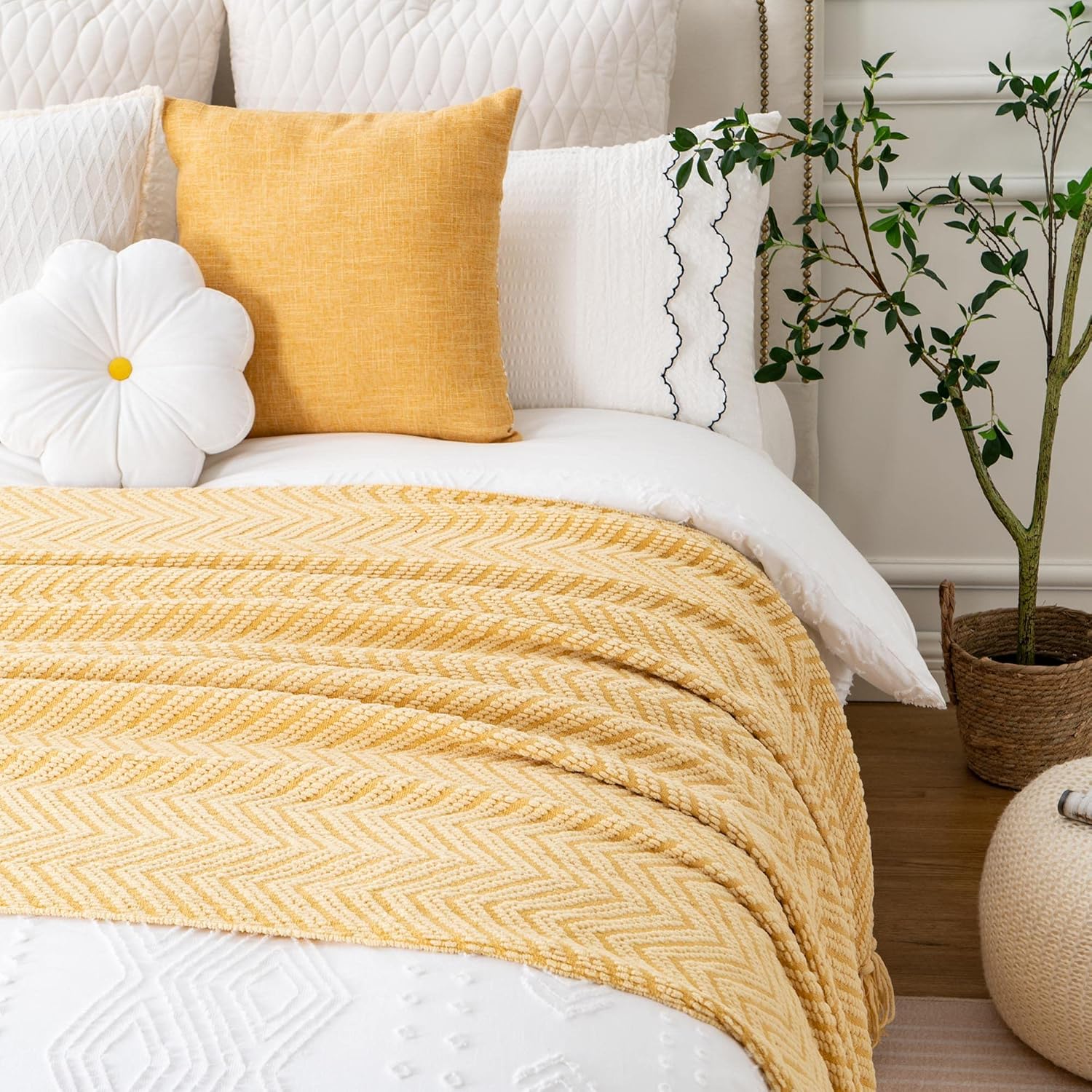 BATTILO HOME Manta dorada para sofá, manta de punto amarillo versátil para silla, manta supersuave y cálida mostaza con borlas para cama individual,
