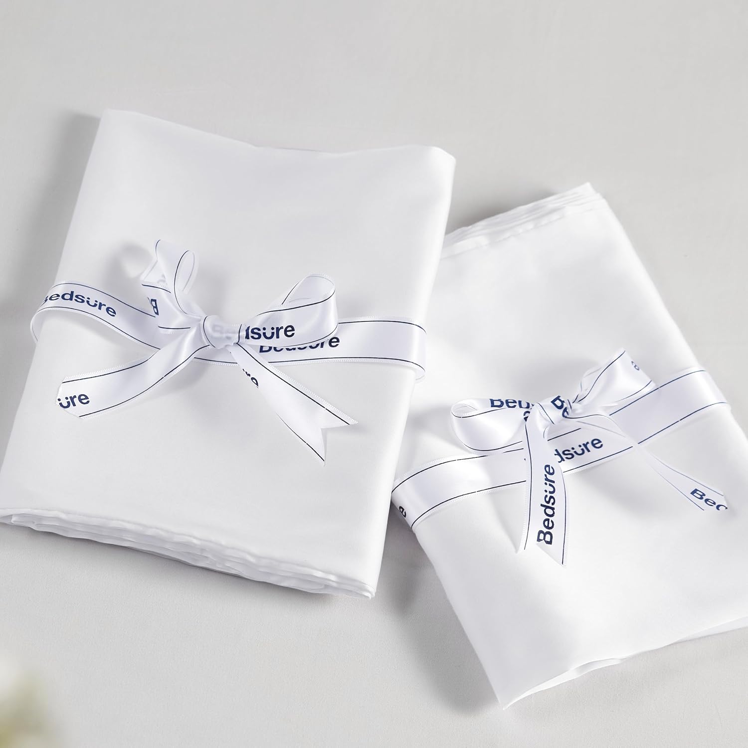 Bedsure Funda de almohada de satén sedoso para el cabello, fundas de almohada de satén blanco tamaño estándar con cremallera, paquete de 2 unidades,