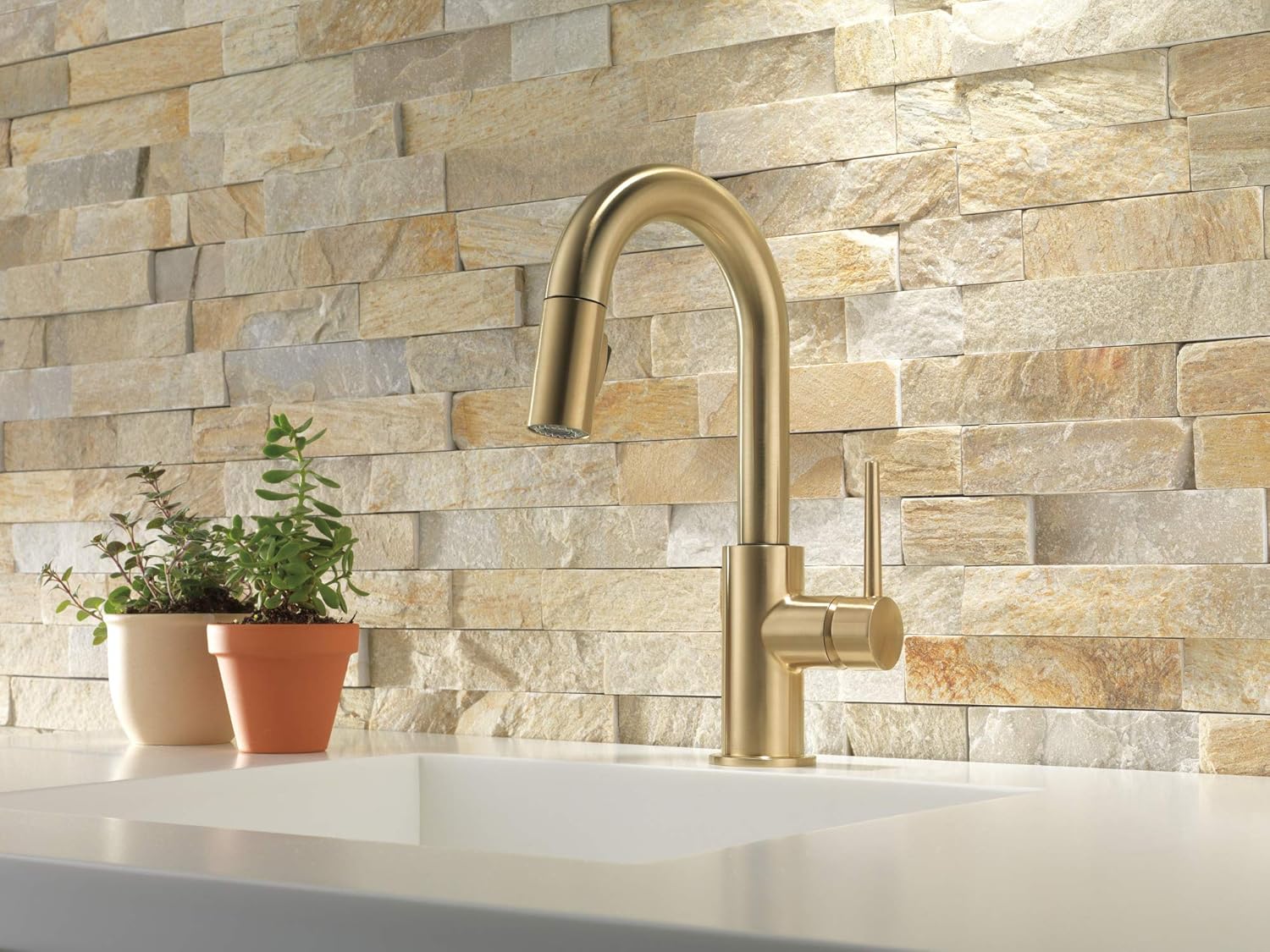 Delta Faucet Trinsic – Grifo de barra dorada con rociador extraíble, grifo de fregadero de barra de un solo agujero, grifos de barra húmeda con