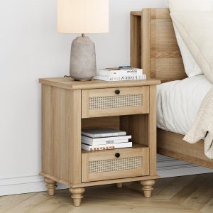 WAMPAT Mesita de noche de ratán con estación de carga para dormitorio, mesa auxiliar pequeña con cajones y estante abierto, mesita de noche de WAMPAT Mesita de noche de ratán con estación de carga para dormitorio, mesa auxiliar pequeña con cajones y estante abierto, mesita de noche de