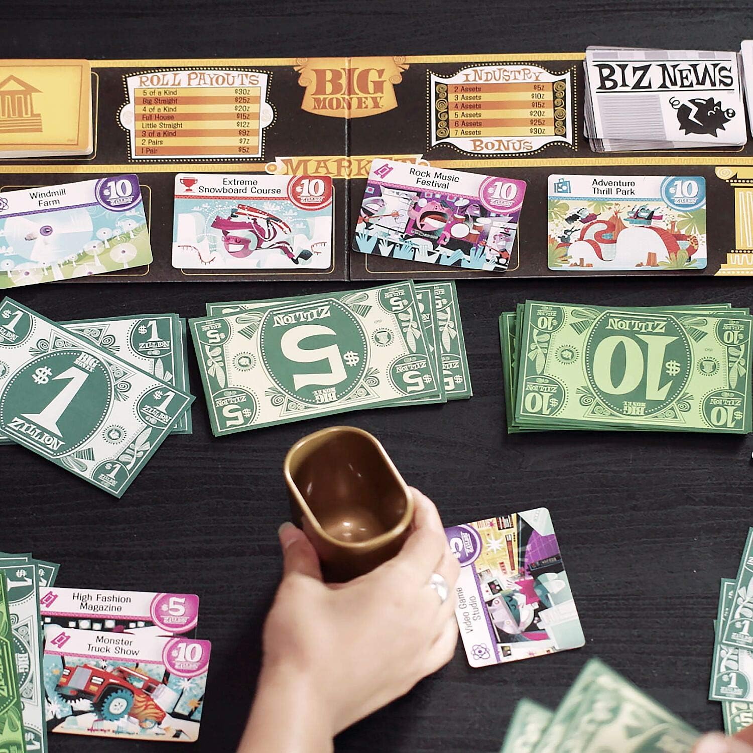 Wonder Forge Juego de dinero grande para familias y niños de 8 años en adelante, perfecto para grupos y noches de juego, verde