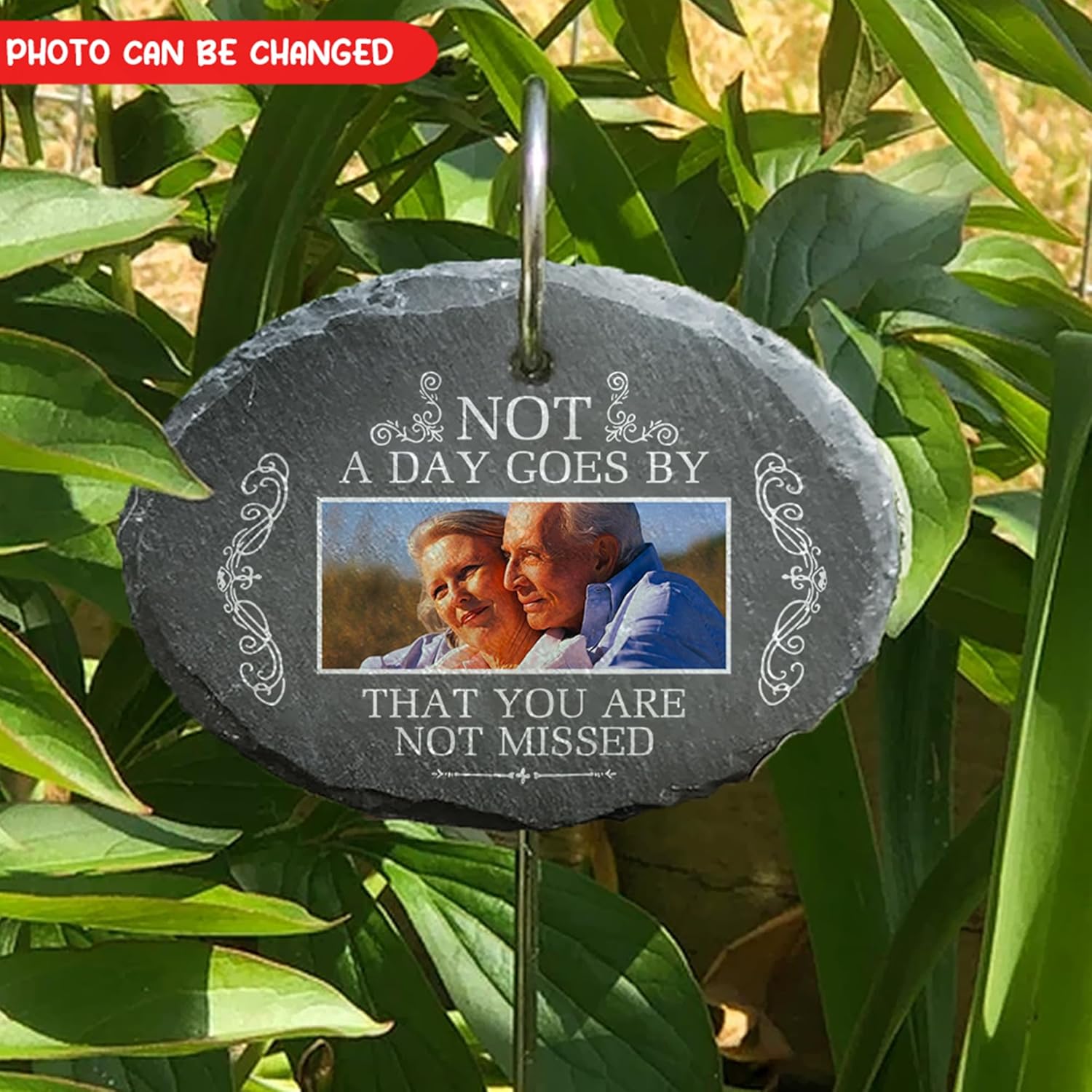 Customizeaf Not A Day Goes By That You Are Not Missed – Pizarra y gancho conmemorativos personalizados para jardín, regalos conmemorativos por la
