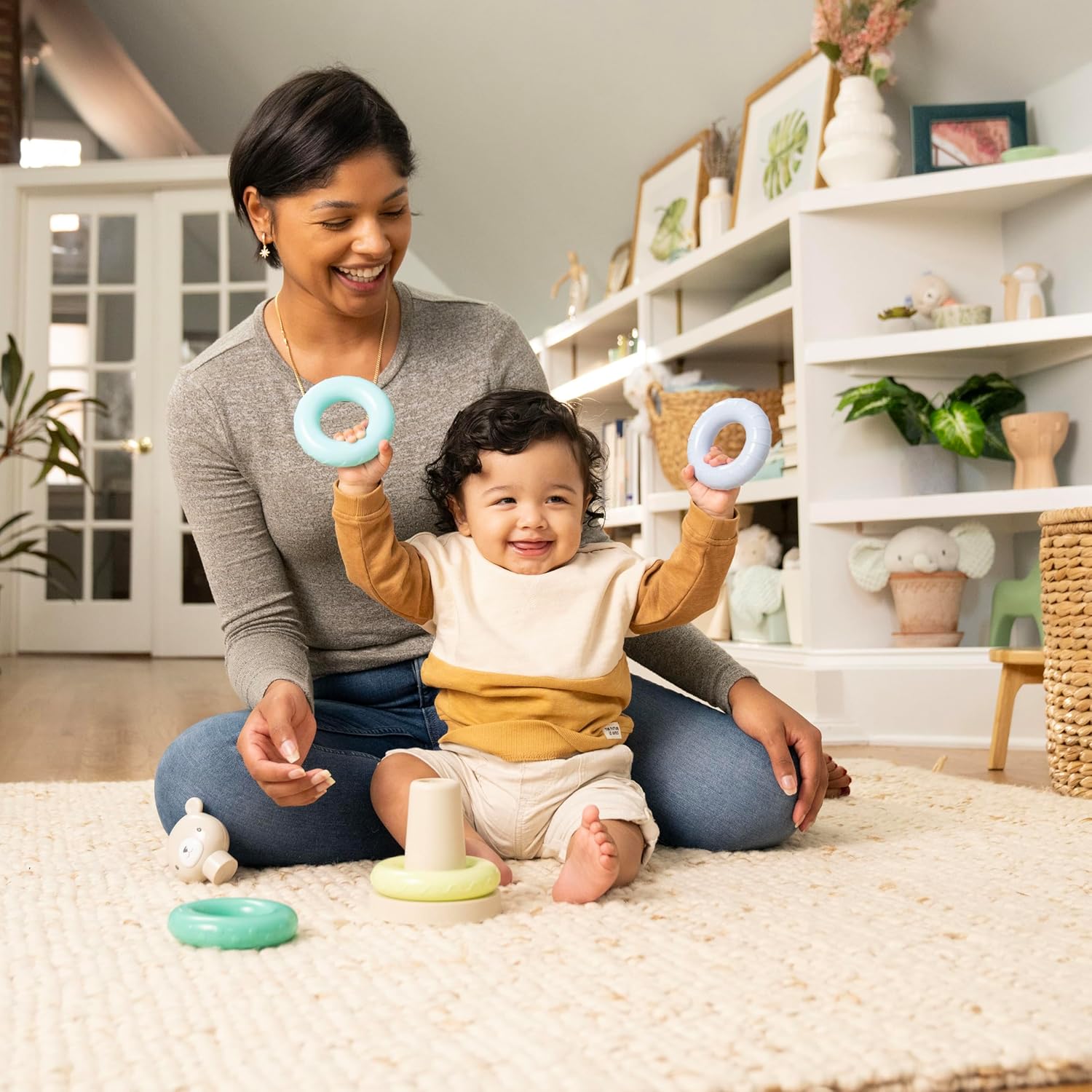 Ingenuity ity by Ingenuity Cutie Stacks, 4 anillos sin BPA, soporte de madera sintética, cubierta de oso, unisex, para edades de 6 meses en adelante