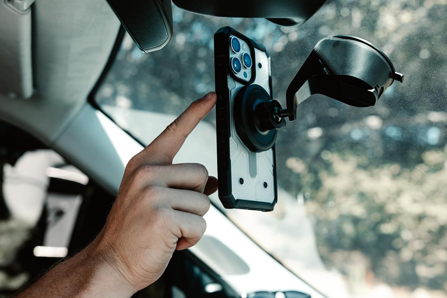 URBAN ARMOR GEAR UAG – Funda compatible con iPhone 15 Pro de 6.1 pulgadas, Pathfinder transparente cenizanegro, imán integrado compatible con carga
