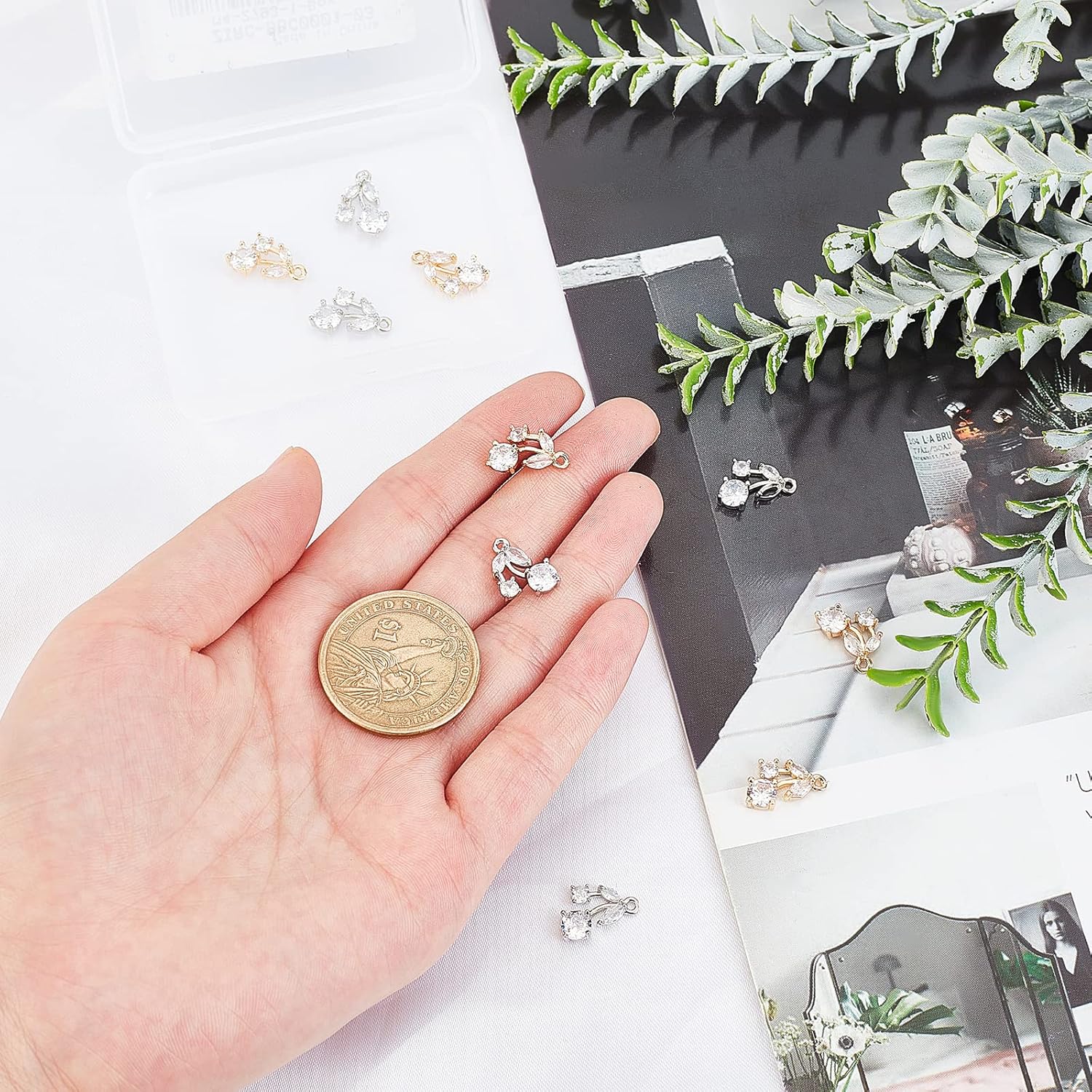 Beebeecraft 10 dijes de cereza transparente con circonita cúbica en forma de fruta, colgantes chapados en latón con circonita cúbica, plata y oro
