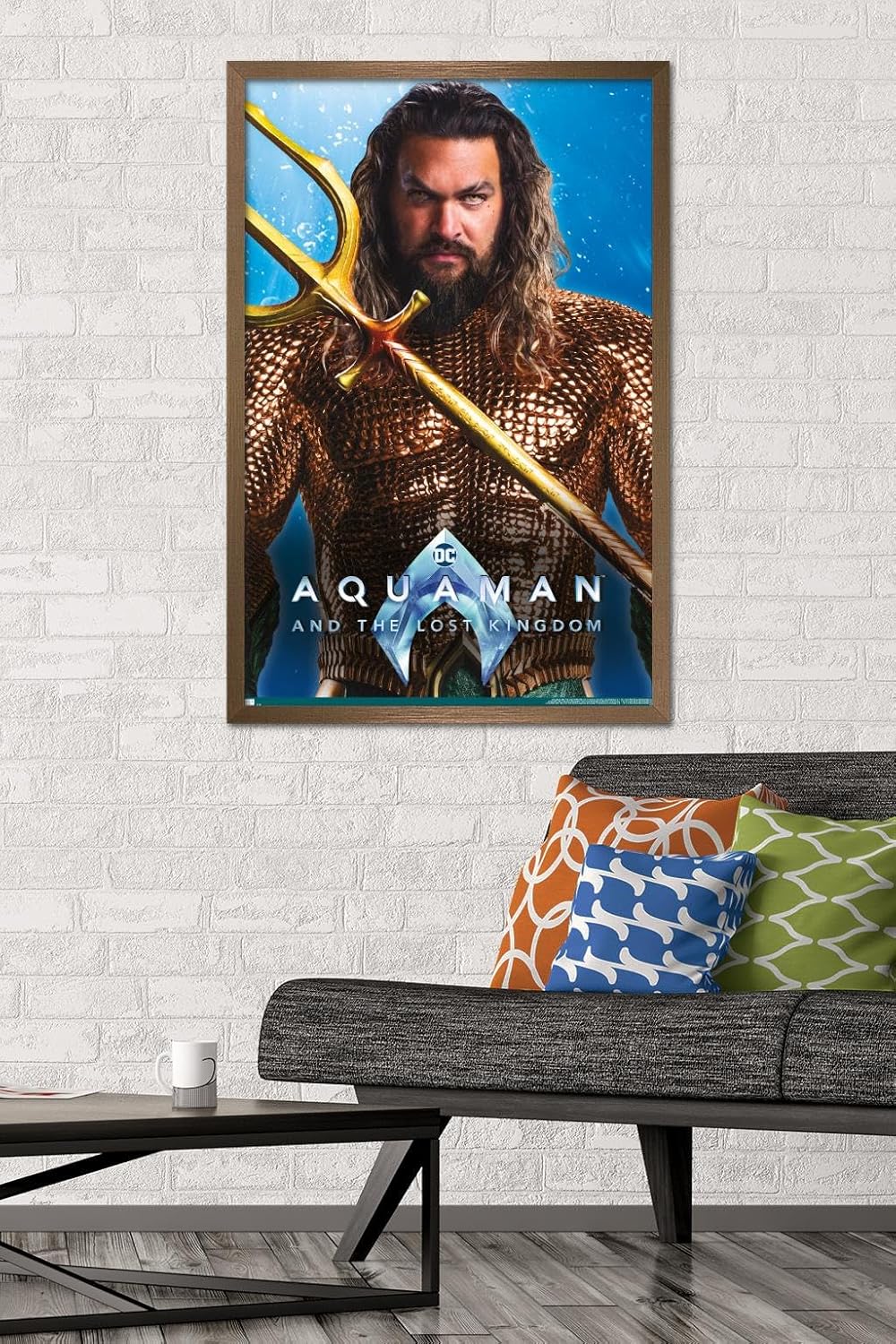 Trends International DC Comics Movie Aquaman y el Reino Perdido – Póster de pared de Aquaman, 22.37 x 34.00 pulgadas, versión enmarcada en bronce