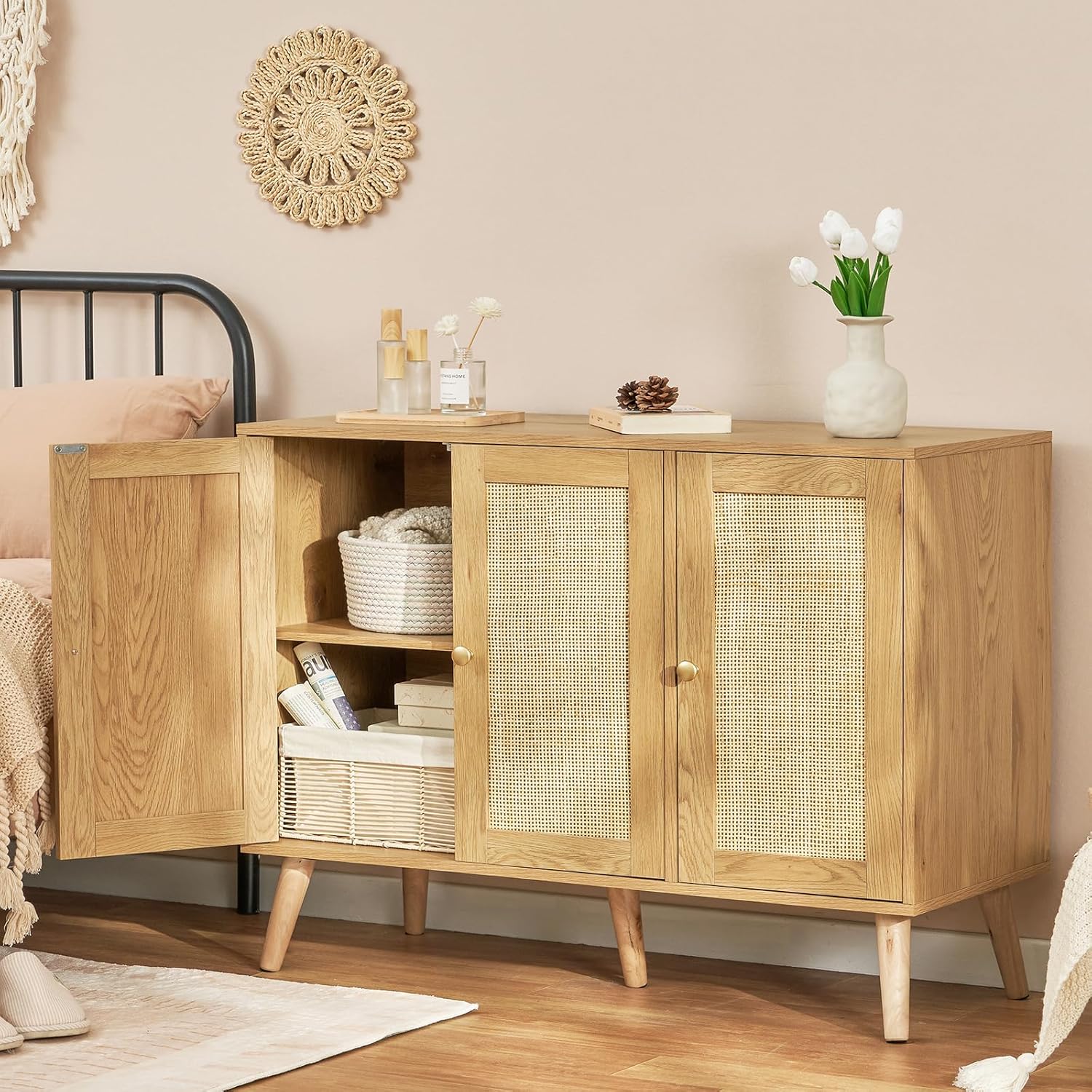 Quimoo Aparador de buffet, gabinete de ratán bohemio con 3 estantes ajustables y puertas de ratán, mesa de entrada para sala de estar, comedor,