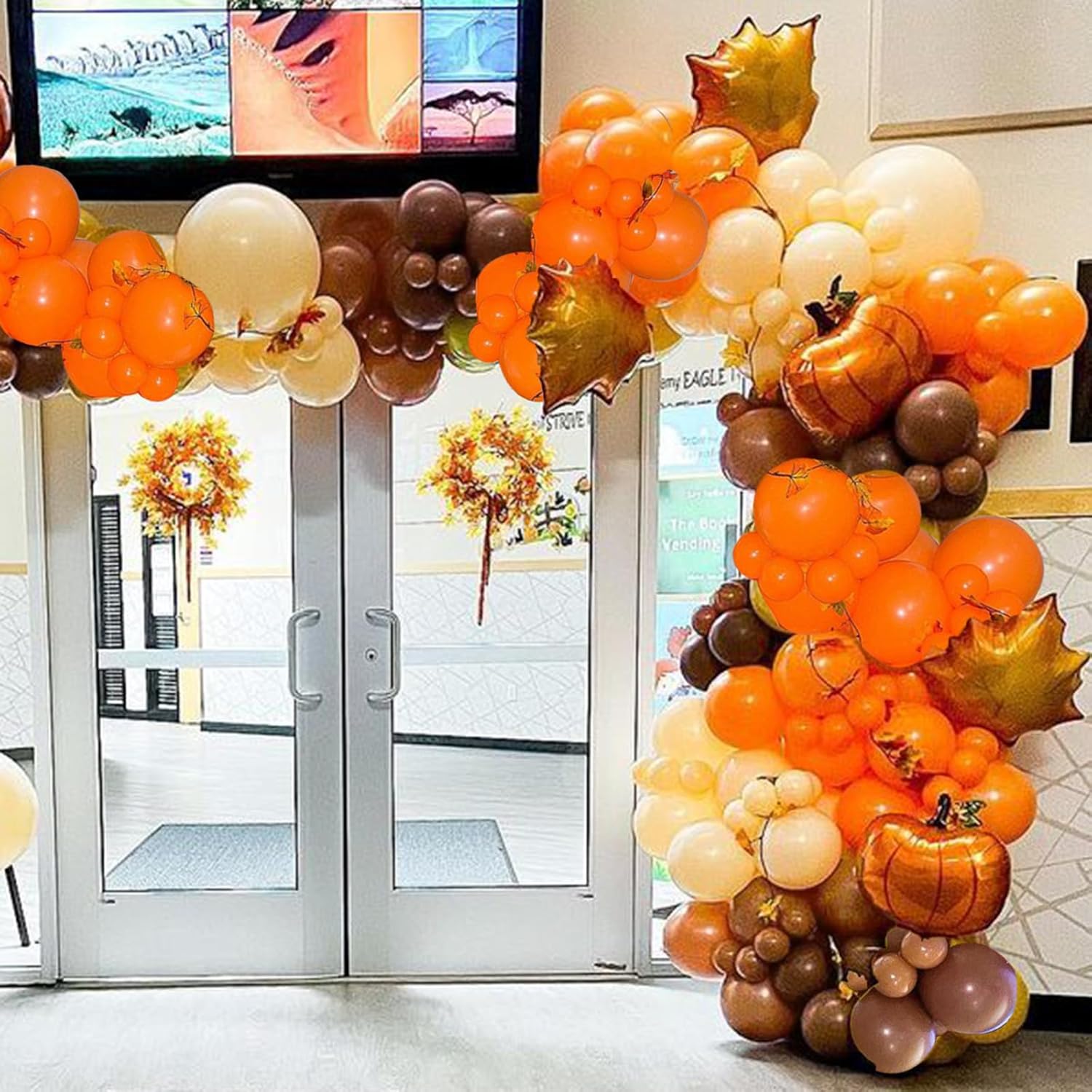 FLOHUAER Kit de arco de guirnalda de globos naranjas de otoño, 142 globos naranja y marrón para decoración de fiesta de baby shower de otoño y